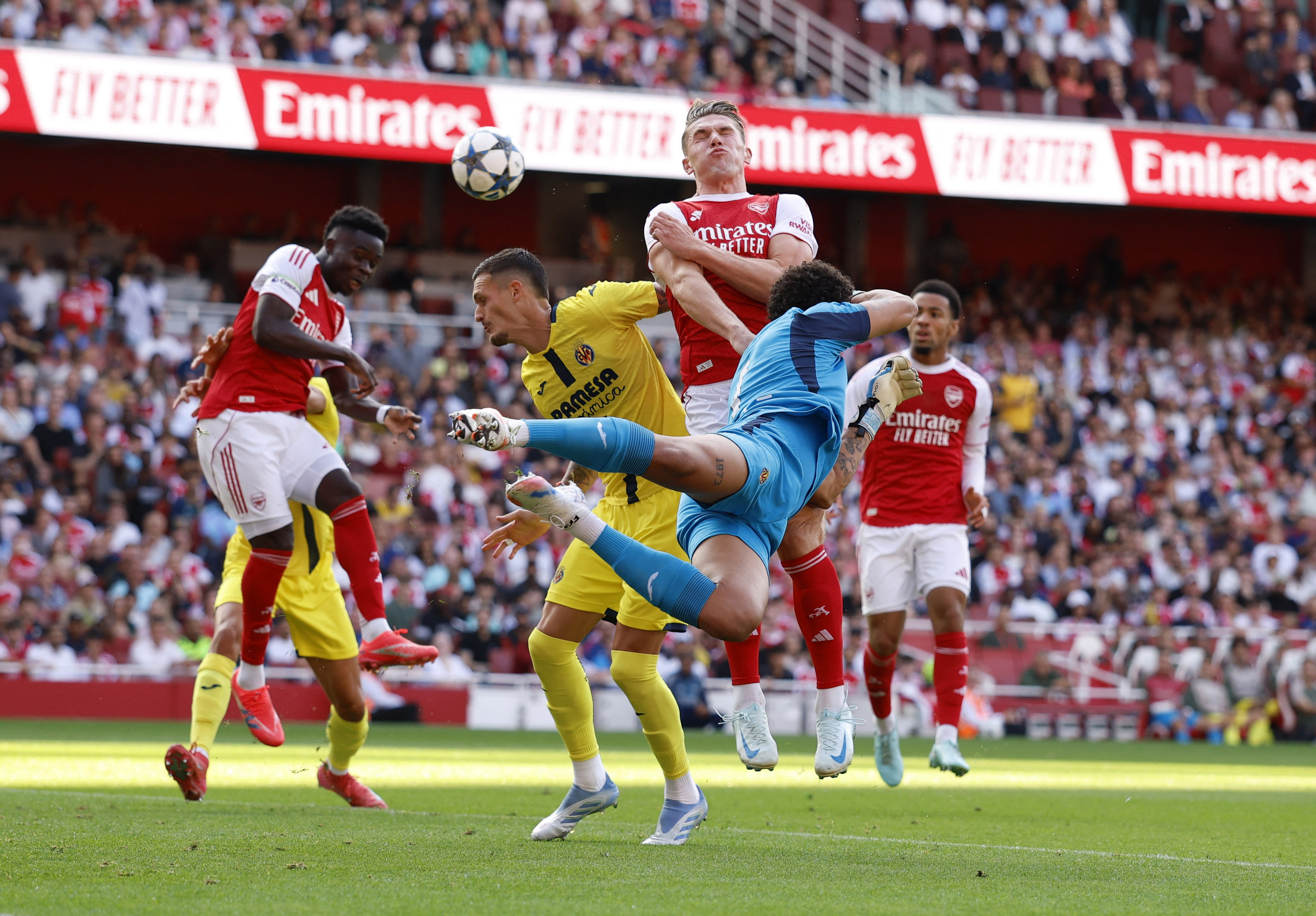 Soccer Football - Friendly - Arsenal v Villarreal - Emirates Stadium, London, Britain - August 6, 2025 Arsenal's Viktor Gyokeres and Bukayo Saka in action with Villarreal's Junior Reis and Rafa Marin Action Images via Reuters/Peter Cziborra