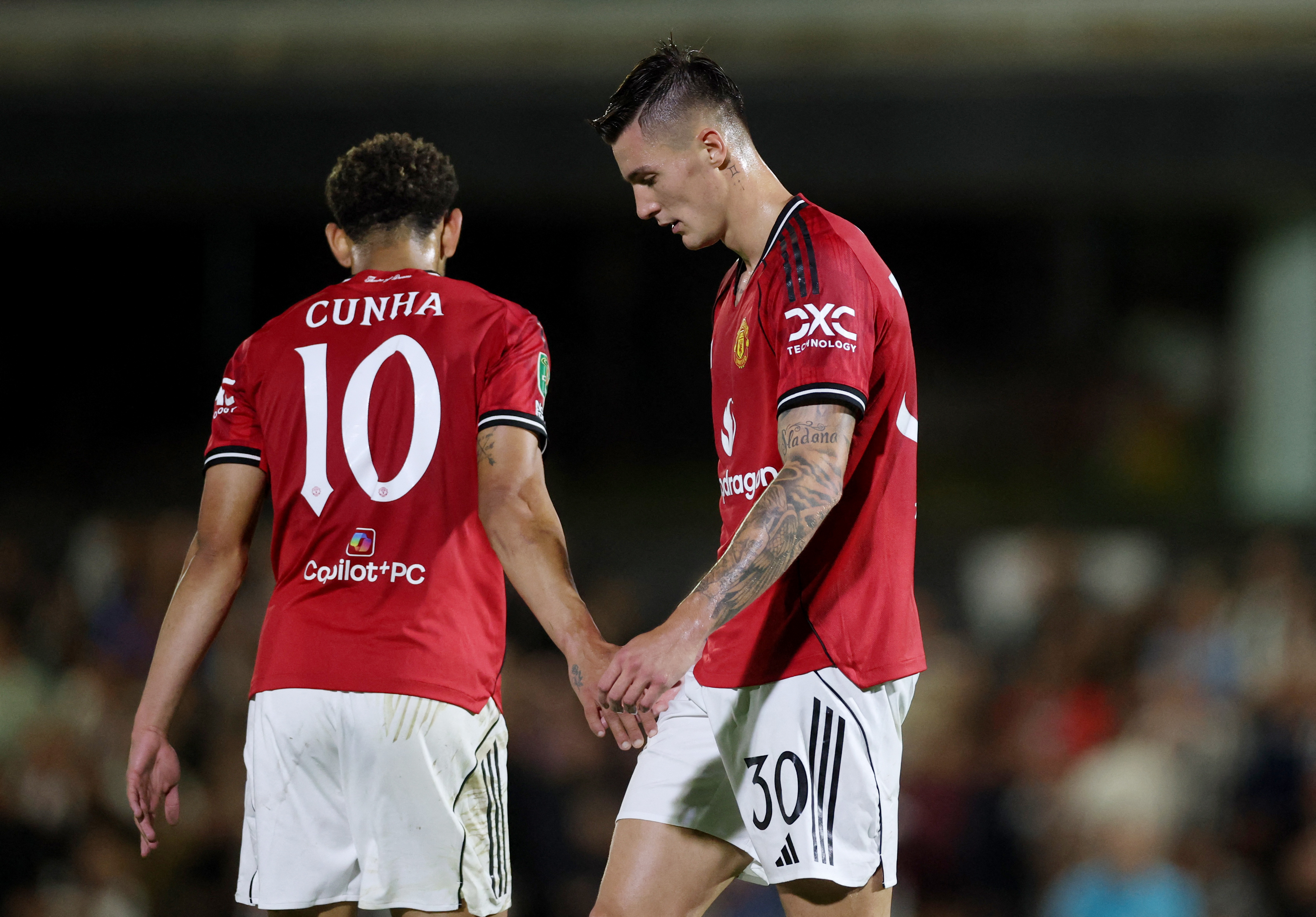 Cunha y Sesko durante el partido de Carabao Cup contra el Grimsby.