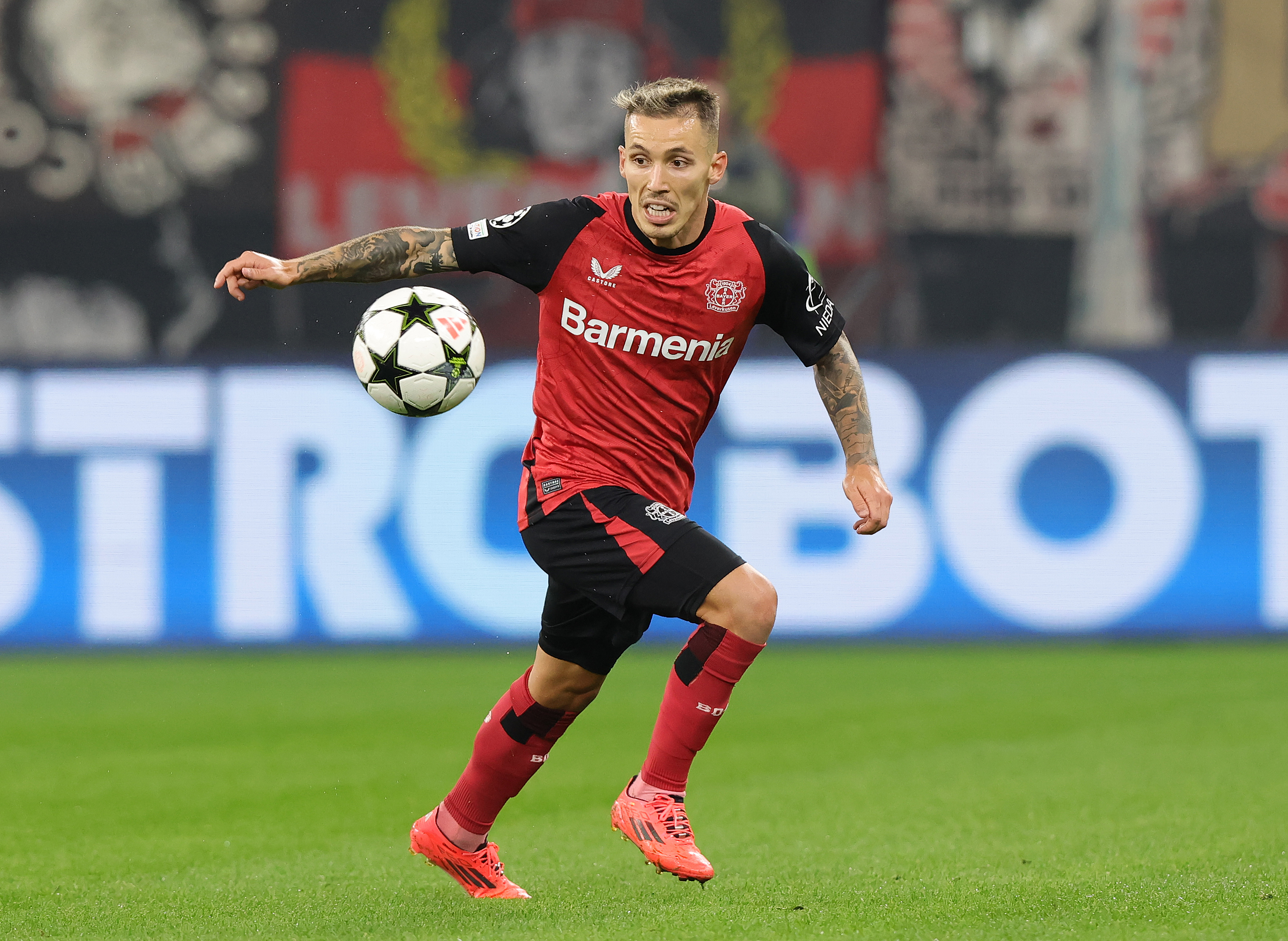 En su primera temporada en el Bayer Leverkusen, Alejandro Grimaldo se ha convertido en una de las grandes figuras del conjunto de Xabi Alonso, participando en la mejor campaña de la historia del club al obtener su primera Bundesliga y jugar la final de la Europa League frente al Atalanta. Además, Luis de la Fuente lo convocó para representar a España en la Eurocopa 2024, donde el jugador logró su primer título europeo.