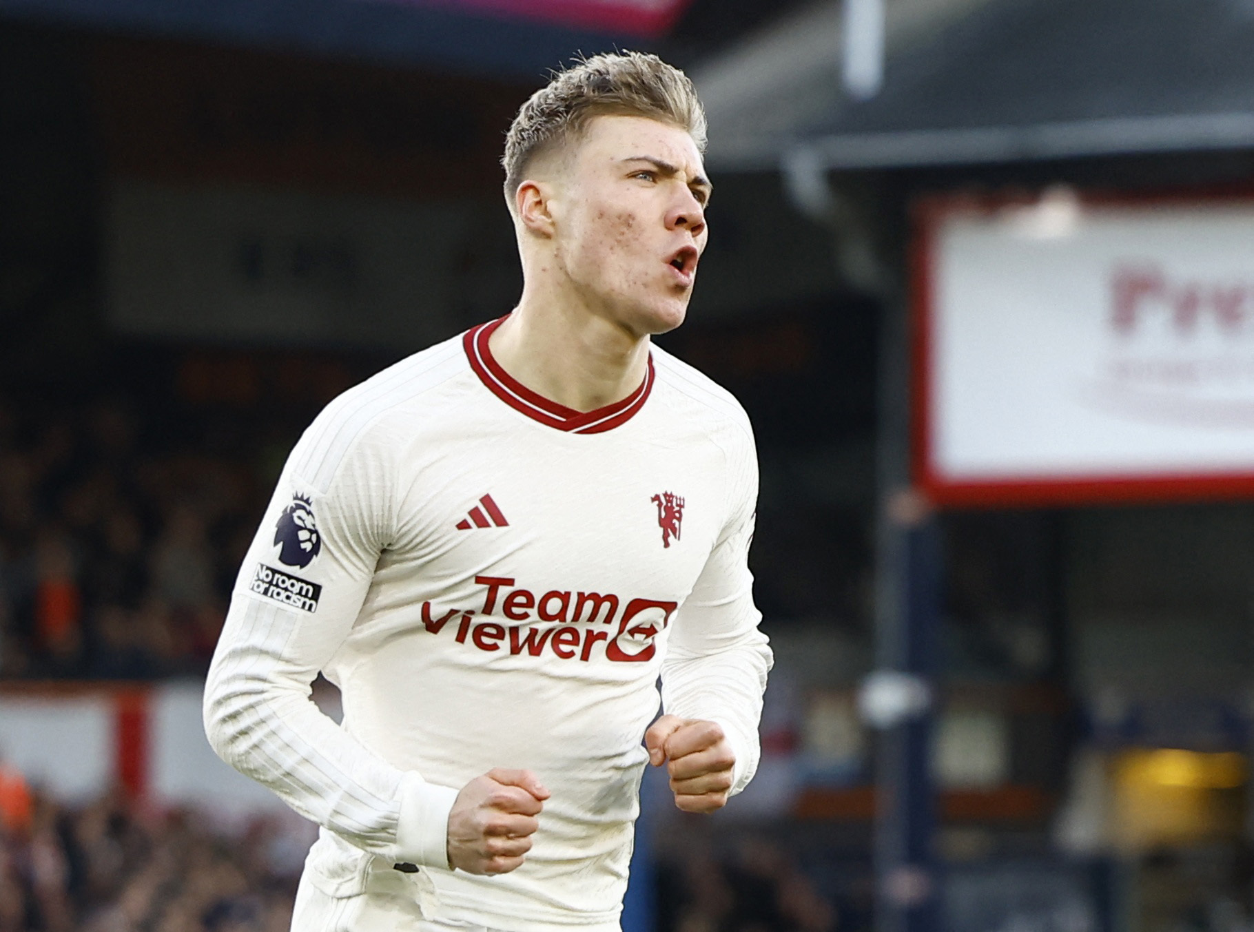 Rasmus Højlund, jugador del Manchester United, celebra uno de sus goles anotados ante el Luton Town.
