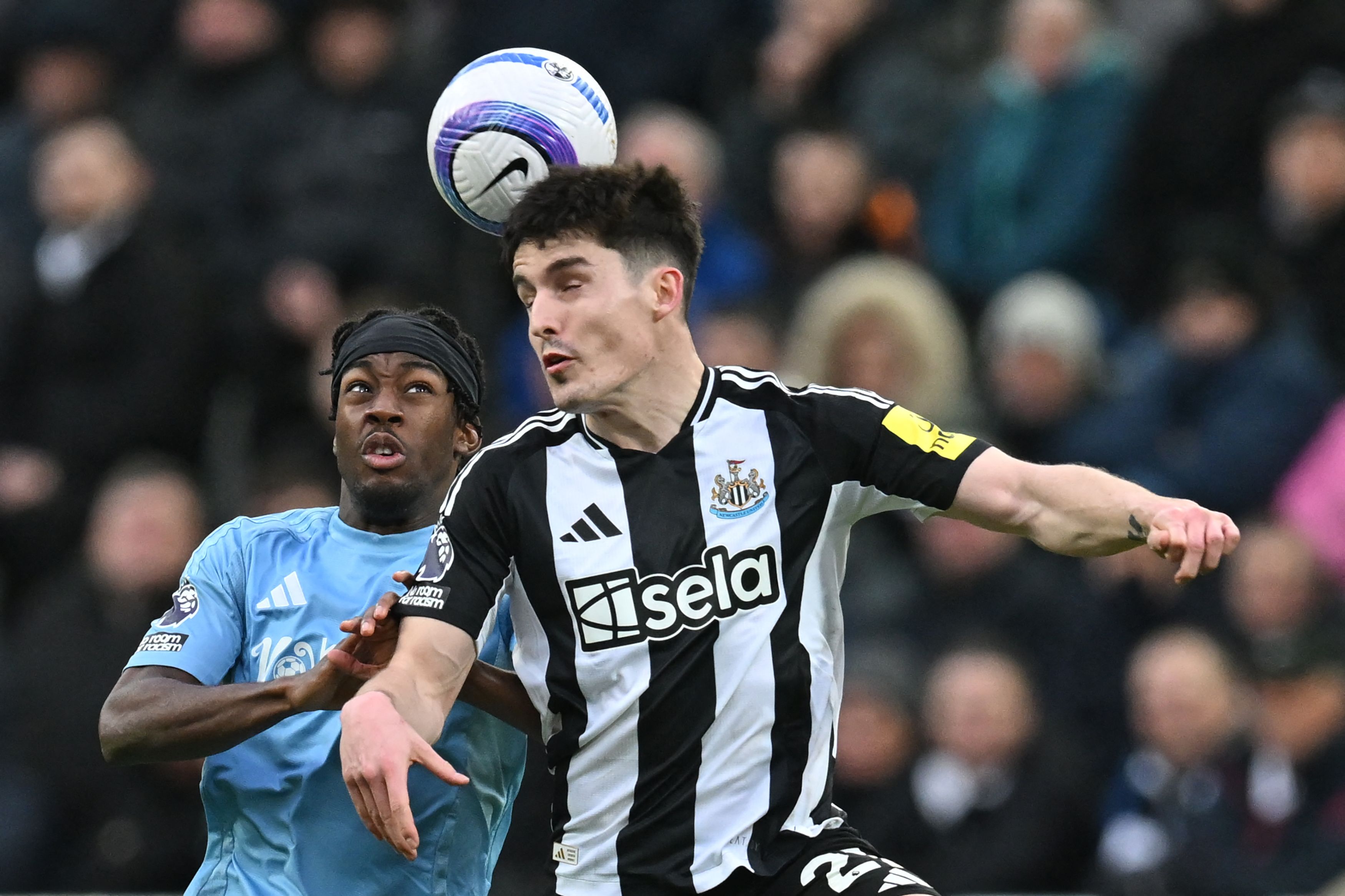 Newcastle United's English defender #21 Valentino Livramento (R) vies with Nottingham Forest's Swedish midfielder #21 Anthony Elanga (L) during the English Premier League football match between Newcastle United and Nottingham Forest at St James' Park in Newcastle-upon-Tyne, north east England on February 23, 2025. (Photo by ANDY BUCHANAN / AFP) / RESTRICTED TO EDITORIAL USE. No use with unauthorized audio, video, data, fixture lists, club/league logos or 'live' services. Online in-match use limited to 120 images. An additional 40 images may be used in extra time. No video emulation. Social media in-match use limited to 120 images. An additional 40 images may be used in extra time. No use in betting publications, games or single club/league/player publications. / 
