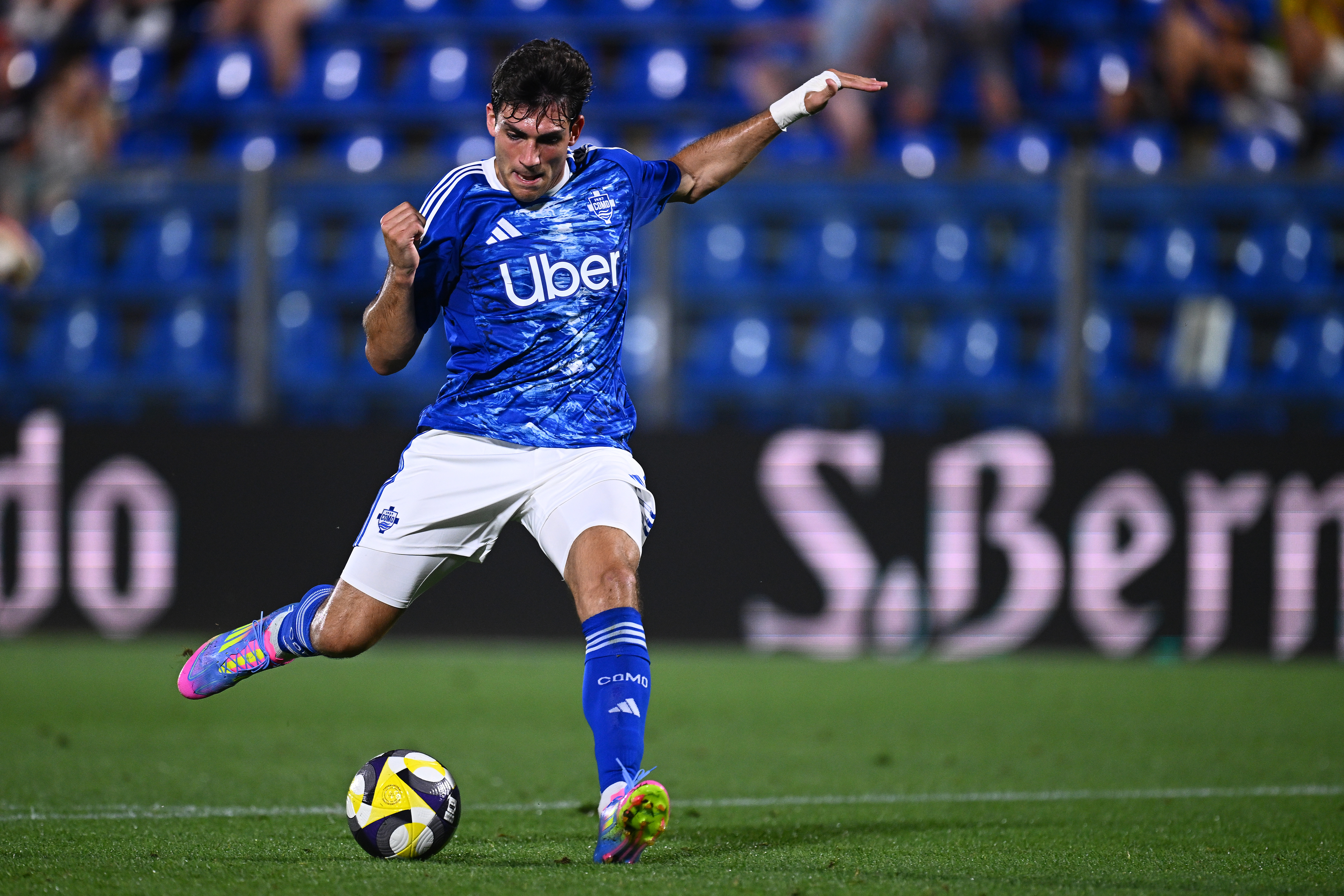 COMO, ITALY - JULY 23: Ivan Azon Monzon of Como scores his teams third goal during the Como Cup Match between Como 1907 and Al-Ahli at Giuseppe Sinigaglia Stadium on July 23, 2025 in Como, Italy. (Photo by Mattia Ozbot/Getty Images)