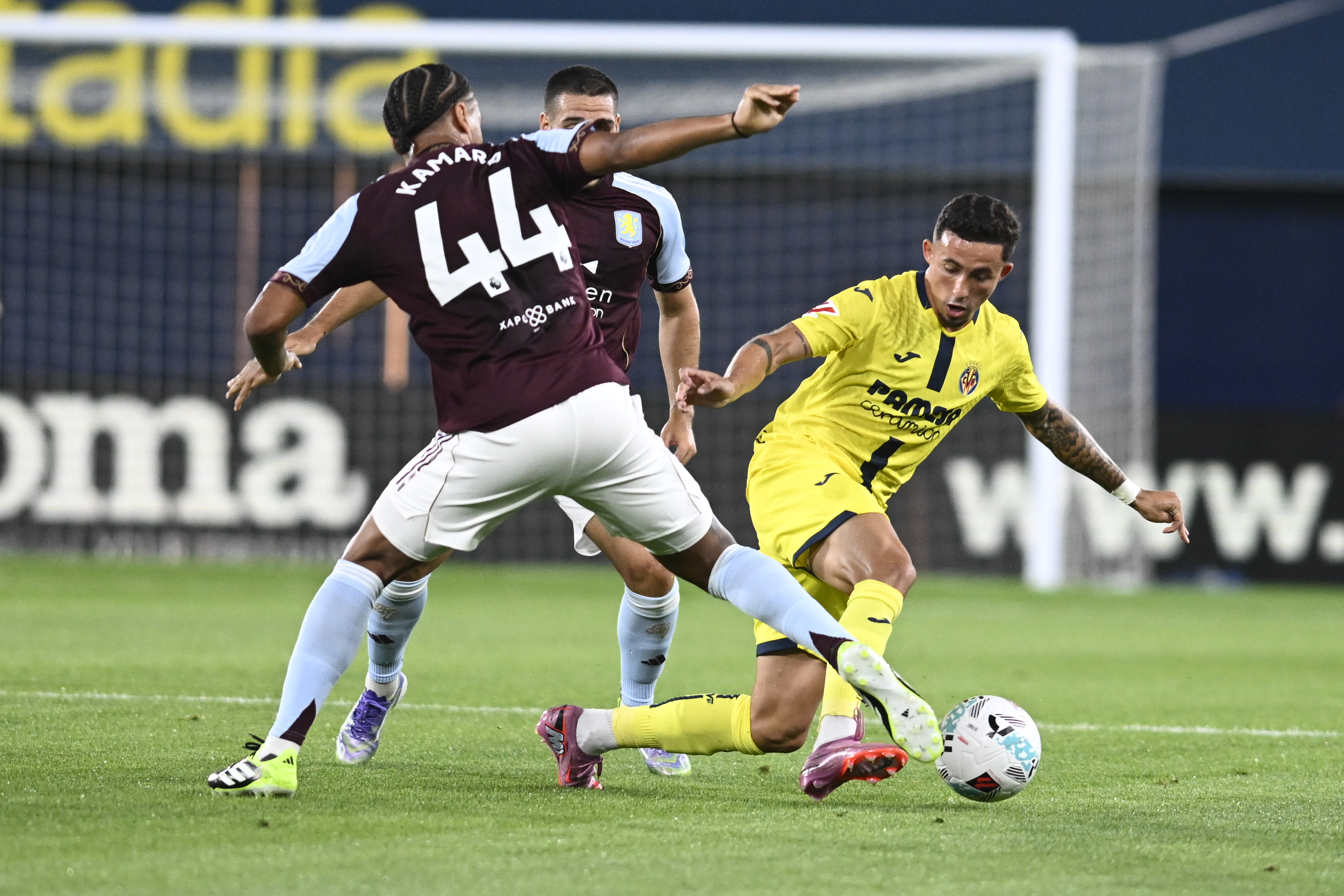 VILLARREAL, 10/08/2025.- El delantero del Villarreal Yéremi Pino (d) intenta escaparse de Boubacar Kamara, del Aston Villa, durante el partido del Trofeo de la Cerámica que Villarreal CF y Aston Villa juegan este domingo en el estadio de La Cerámica, en Villarreal. EFE/Andreu Esteban