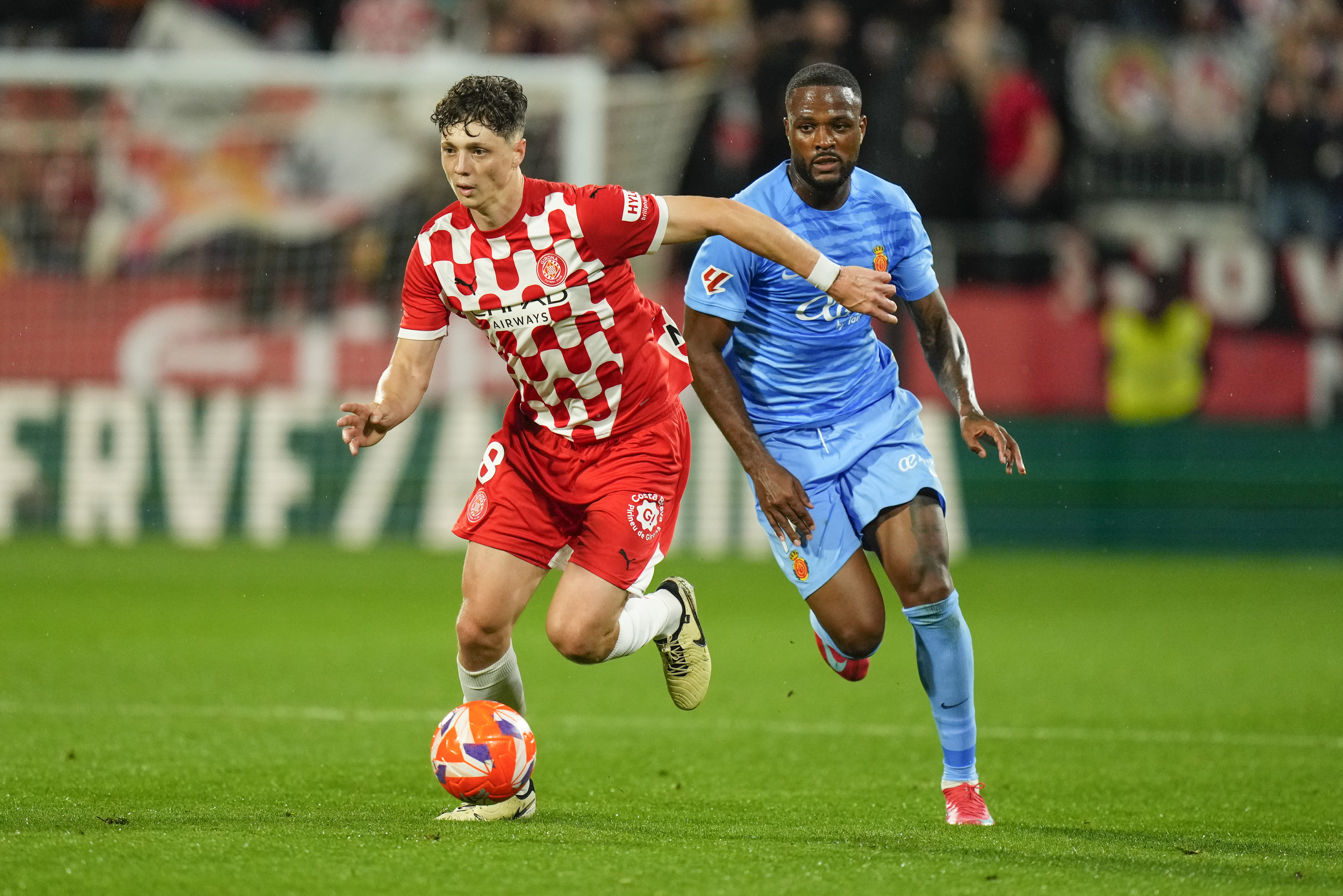 GIRONA, 05/05/2025.- El defensa del Girona Ladislav Krejcí (i) juega un balón ante Cyle Larin, del Mallorca, durante el partido de LaLiga de fútbol que Girona FC y Real Mallorca disputan este lunes en el estadio de Montilivi. EFE/Siu Wu
