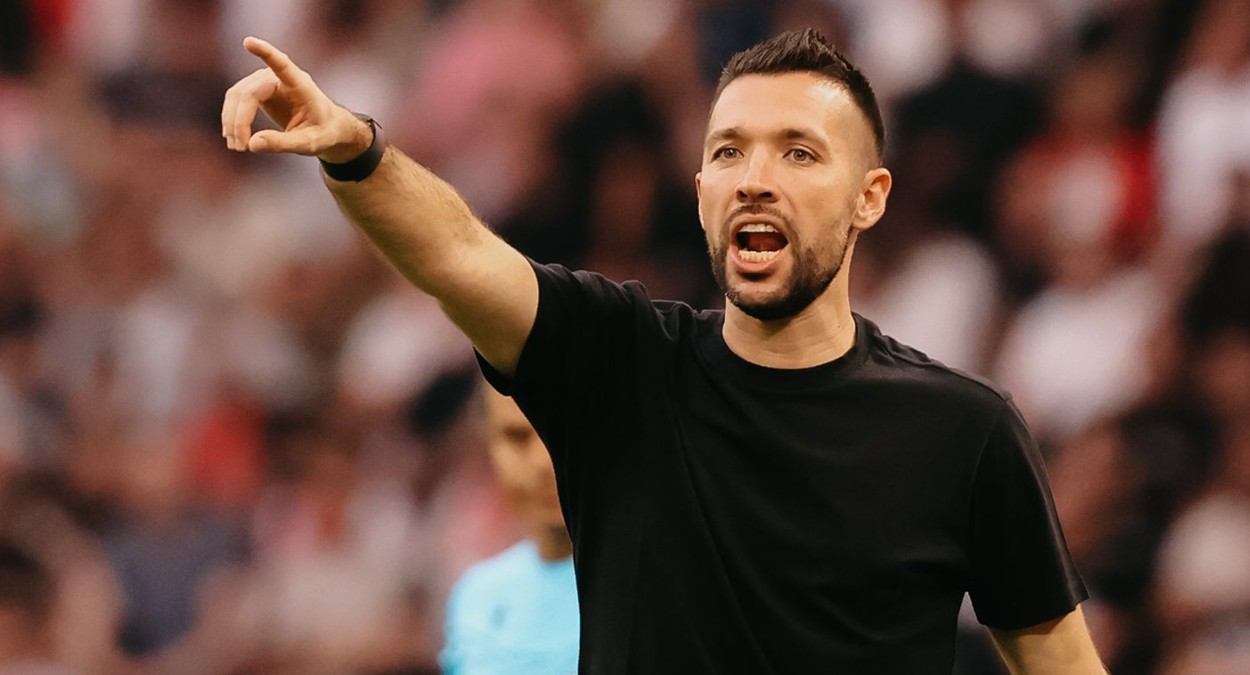 Farioli da órdenes durante un partido del Ajax.
