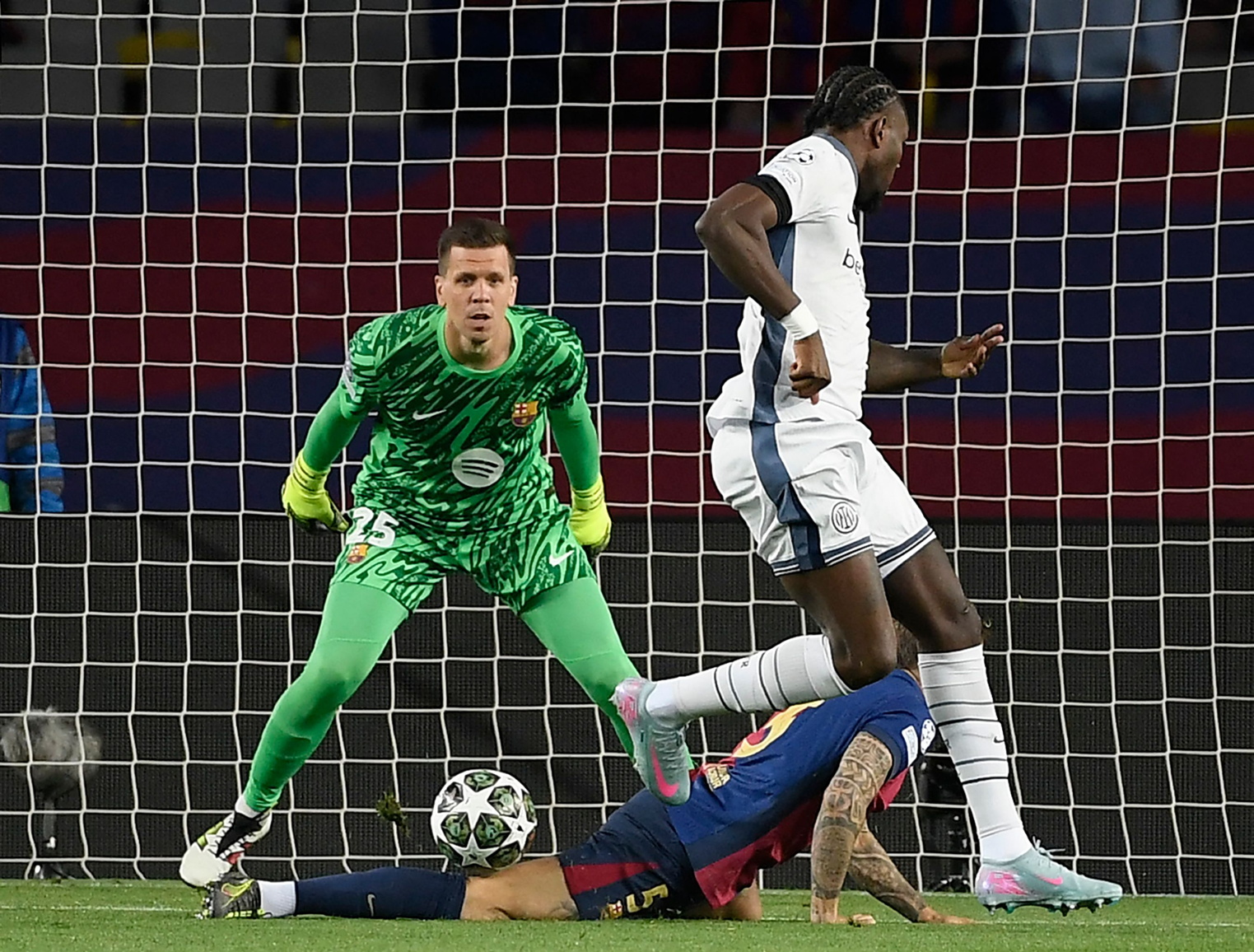 0-1. Centro de Denzel Dumfries desde el lateral izquierdo, Íñigo Martínez resbala y Marcus Thuram conecta un taconazo superando a Wojciech Szczesny.