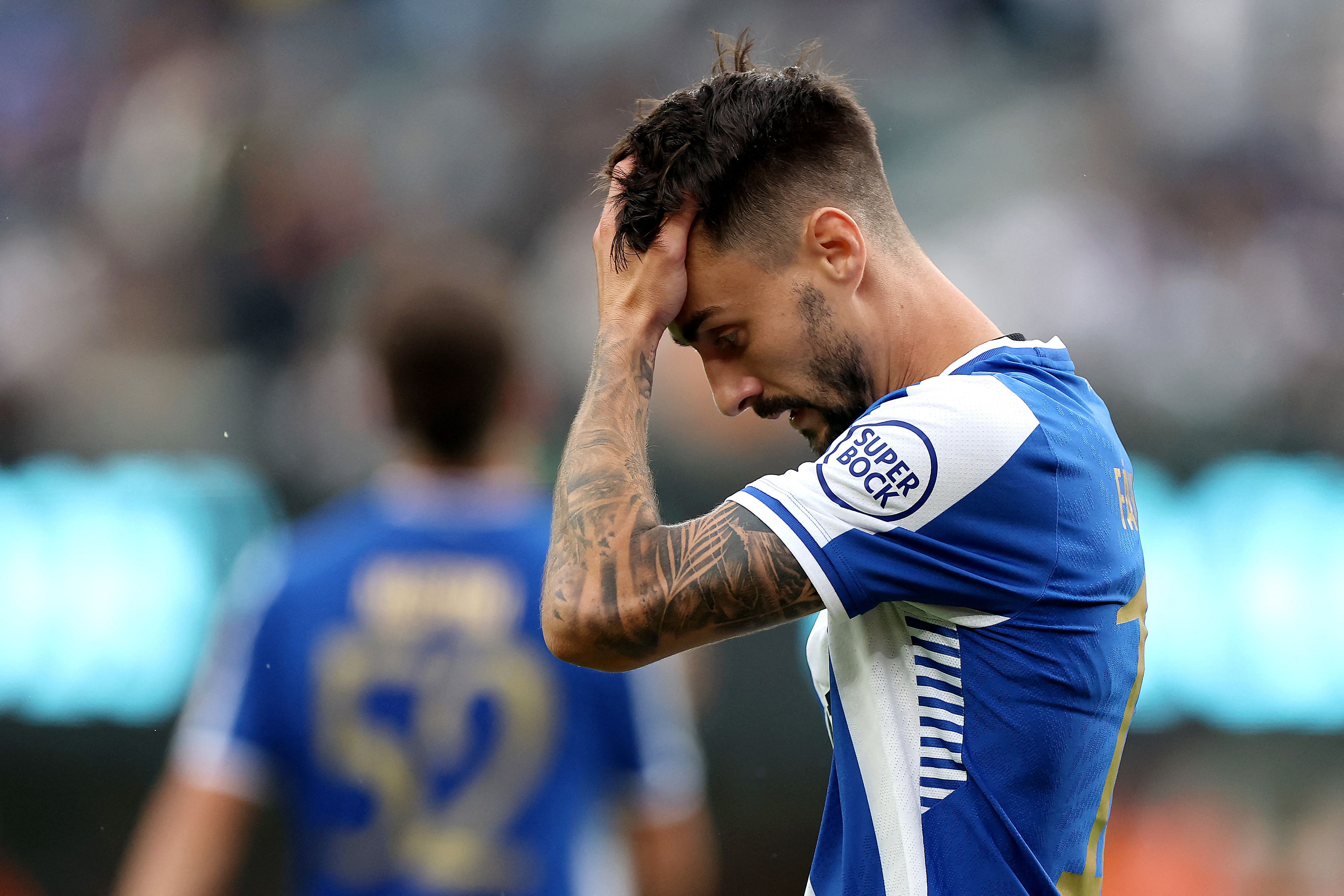 EAST RUTHERFORD, NEW JERSEY - JUNE 15: Fabio Vieira #10 of FC Porto reacts after a missed shot during the FIFA Club World Cup 2025 group A match between SE Palmeiras and FC Porto at MetLife Stadium on June 15, 2025 in East Rutherford, New Jersey. Francois Nel/Getty Images/AFP (Photo by Francois Nel / GETTY IMAGES NORTH AMERICA / Getty Images via AFP)