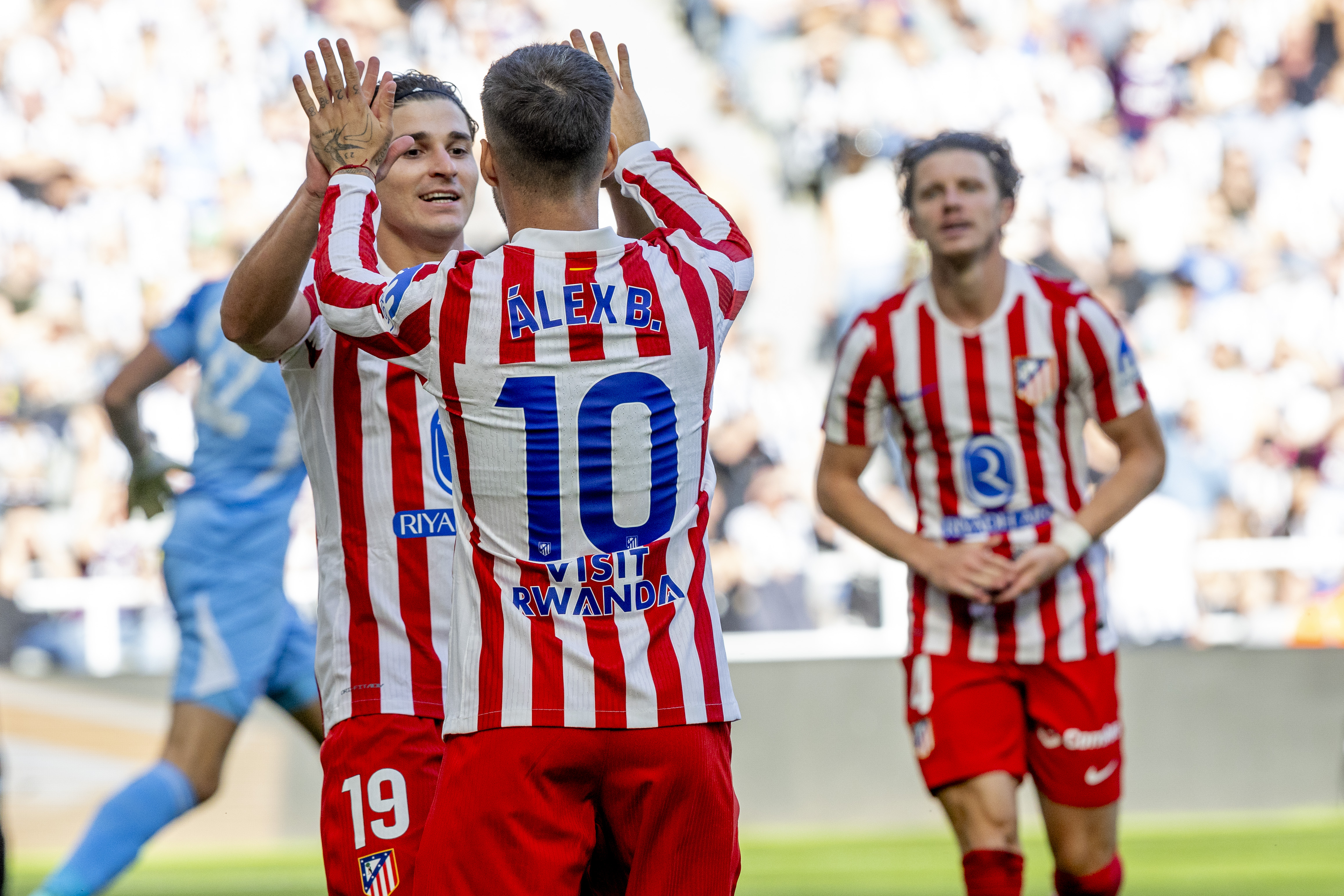 08/08/25  
ESTADIO ST JAMES´PARK 
 PARTIDO AMISTOSO 
NEWCASTLE UNITED FC - ATLETICO DE MADRID 
CELEBRACION DEL GOL 0-1 10 ALEX BAENA 19 JULIAN ALVAREZ