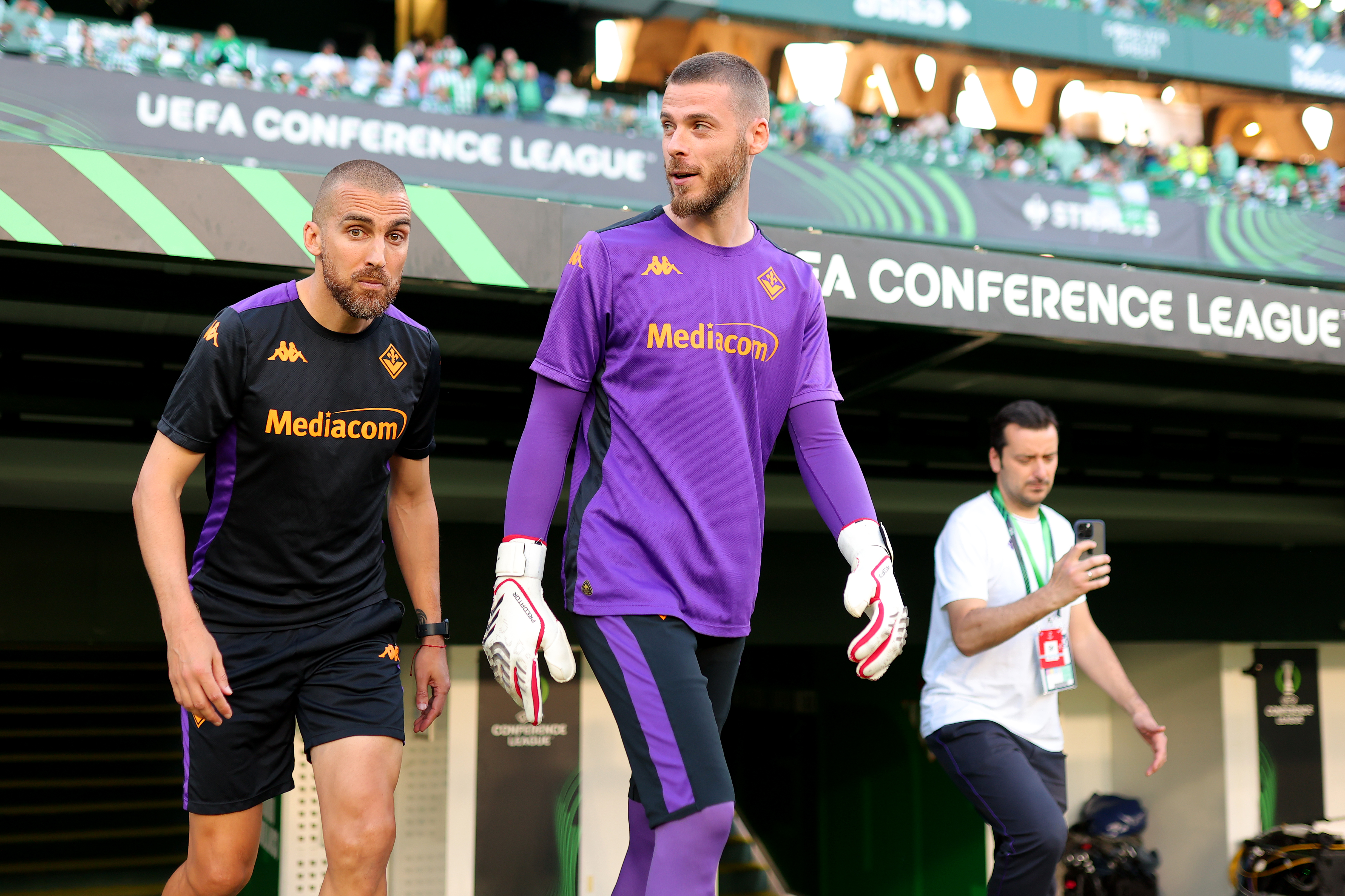 SEVILLE, SPAIN - MAY 01: David De Gea of Fiorentina warms up prior to the UEFA Conference League 2024/25 Semi Final First Leg match between Real Betis Balompie and ACF Fiorentina at Estadio Benito Villamarin on May 01, 2025 in Seville, Spain. (Photo by Fran Santiago - UEFA/UEFA via Getty Images)