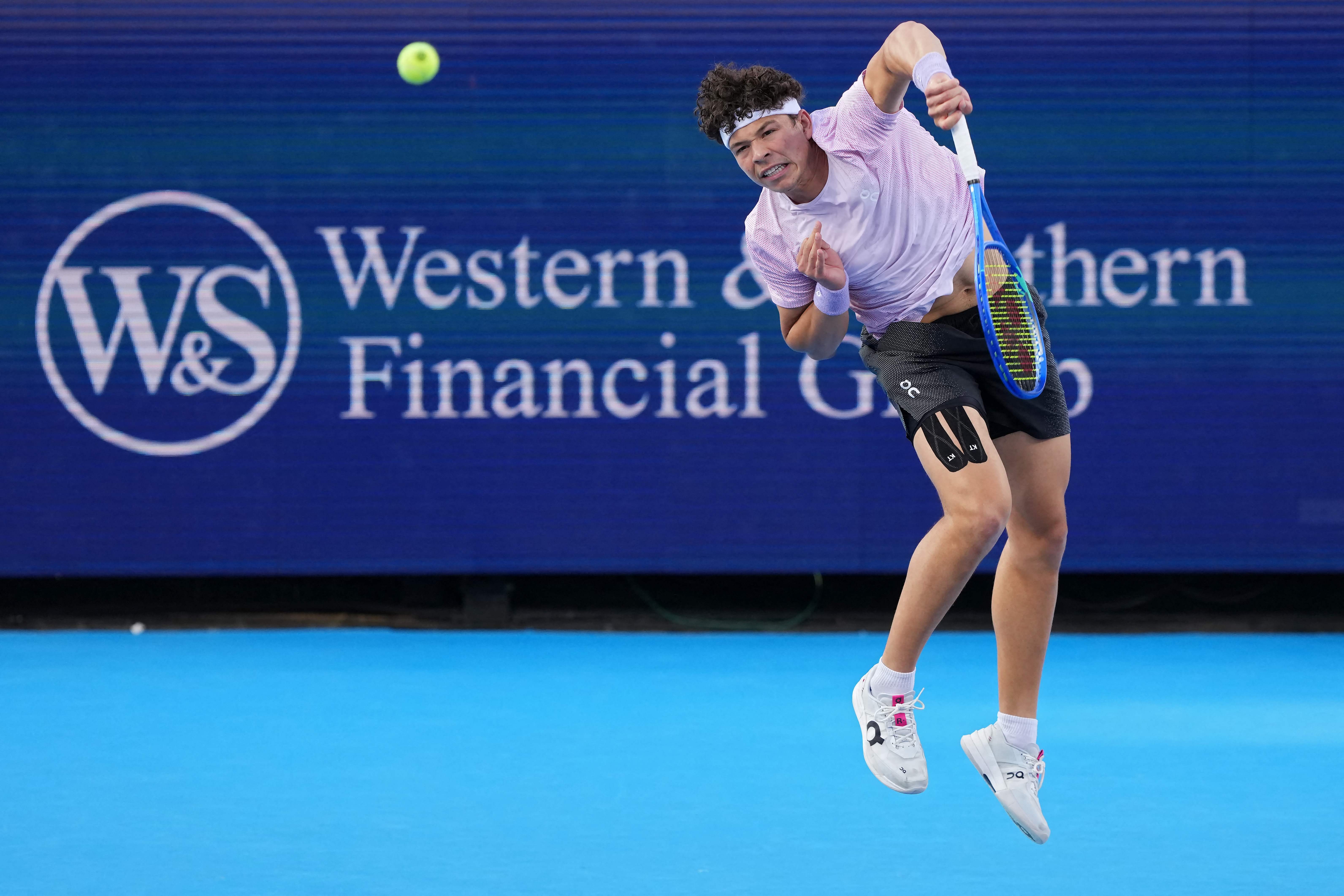 MASON, OHIO - AUGUST 10: Ben Shelton of the United States serves during the match against Camilo Ugo Carabelli of Argentina during Day 4 of the Cincinnati Open at the Lindner Family Tennis Center on August 10, 2025 in Mason, Ohio. Dylan Buell/Getty Images/AFP (Photo by Dylan Buell / GETTY IMAGES NORTH AMERICA / Getty Images via AFP)