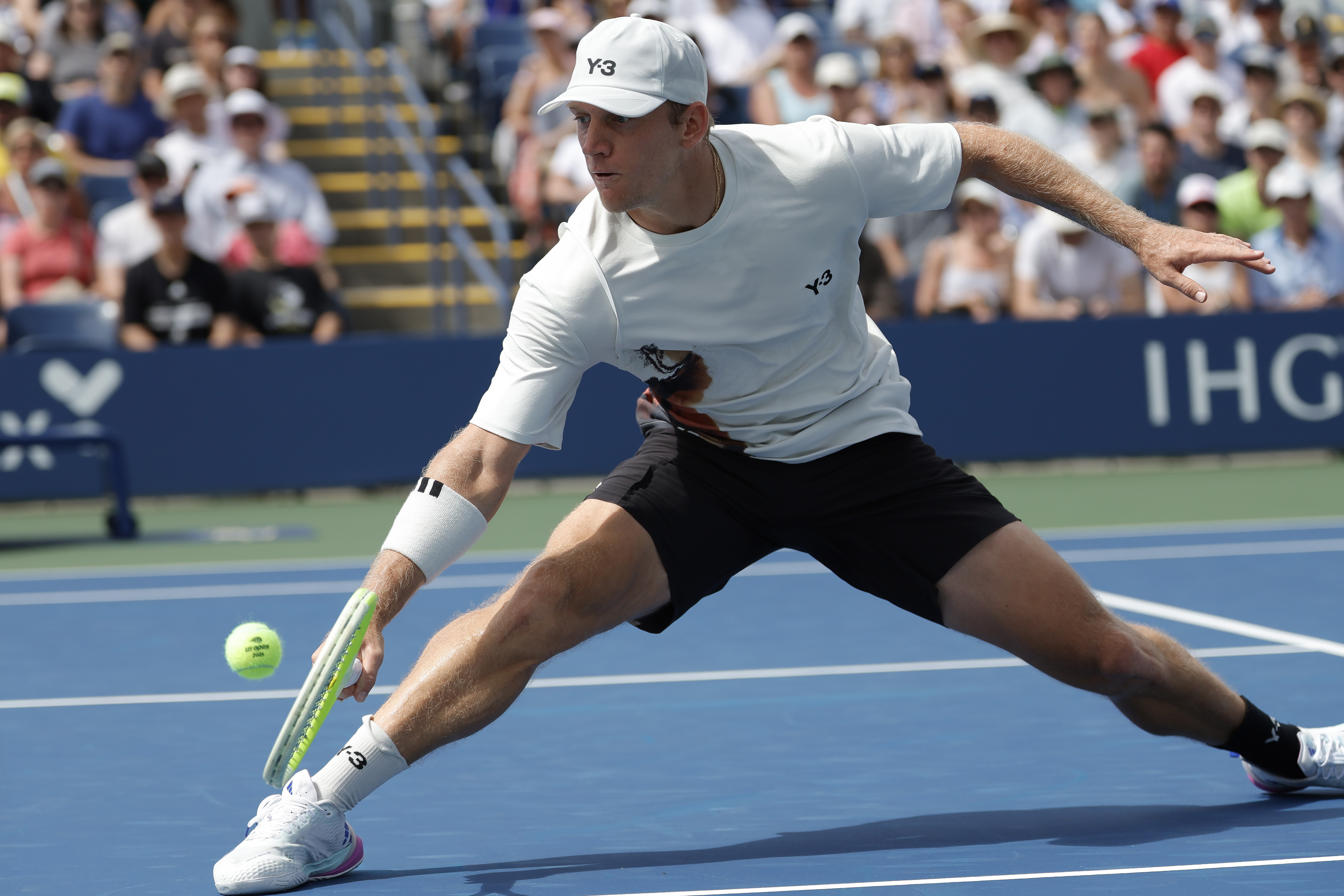 FLUSHING MEADOWS (United States), 24/08/2025.- Alejandro Davidovich Fokina of Spain in action against Alexander Shevchenko of Kazakhstan during the first round of the US Open Tennis Championships at the USTA Billie Jean King National Tennis Center in Flushing Meadows, New York, USA, 24 August 2025. The US Open tournament runs from 24 August through 07 September. (Tenis, Kazajstán, España, Nueva York) EFE/EPA/JOHN G. MABANGLO