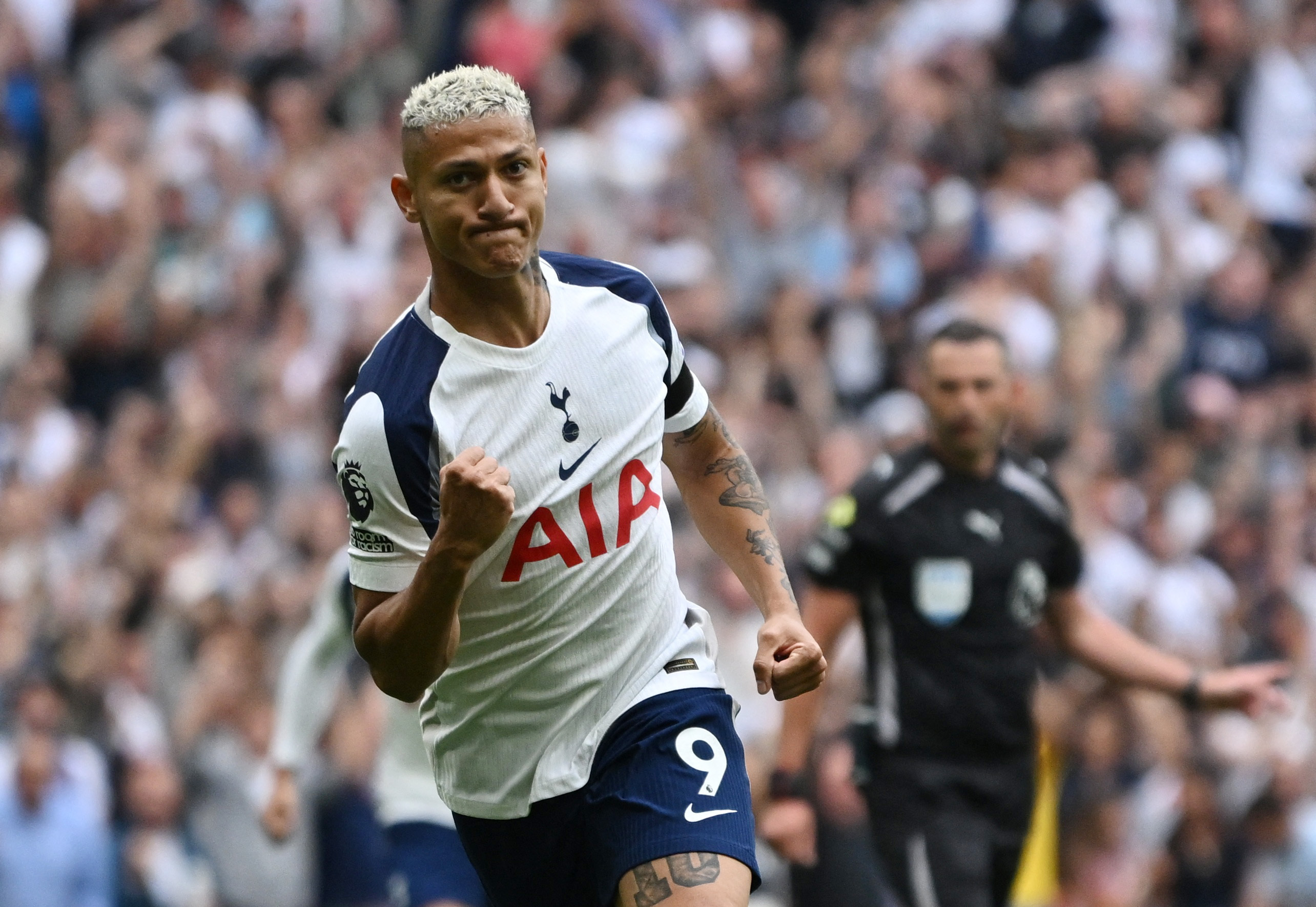 Soccer Football - Premier League - Tottenham Hotspur v Burnley - Tottenham Hotspur Stadium, London, Britain - August 16, 2025 Tottenham Hotspur's Richarlison celebrates scoring their first goal REUTERS/Tony O Brien EDITORIAL USE ONLY. NO USE WITH UNAUTHORIZED AUDIO, VIDEO, DATA, FIXTURE LISTS, CLUB/LEAGUE LOGOS OR 'LIVE' SERVICES. ONLINE IN-MATCH USE LIMITED TO 120 IMAGES, NO VIDEO EMULATION. NO USE IN BETTING, GAMES OR SINGLE CLUB/LEAGUE/PLAYER PUBLICATIONS. PLEASE CONTACT YOUR ACCOUNT REPRESENTATIVE FOR FURTHER DETAILS..