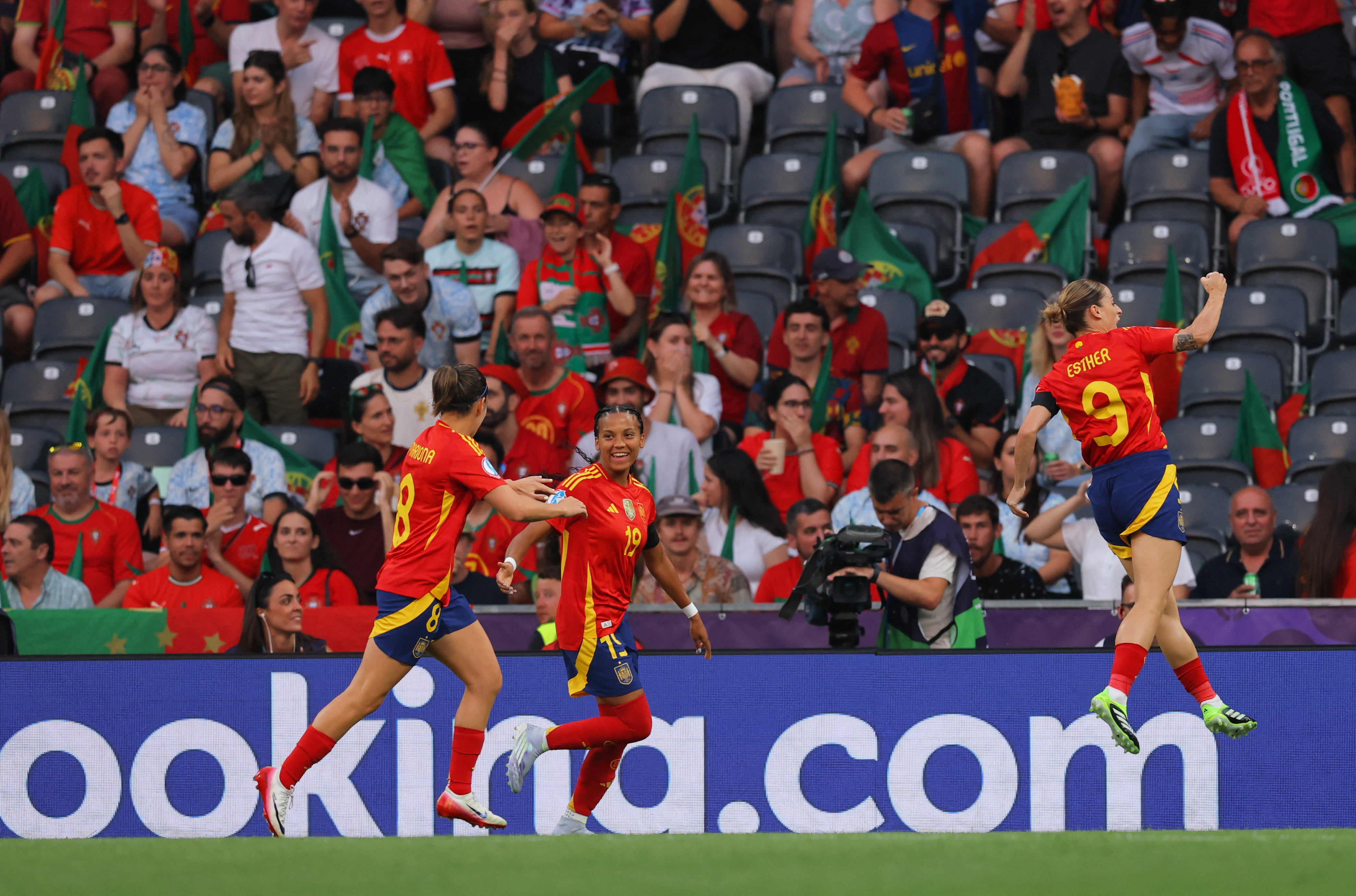 Soccer Football - UEFA Women's Euro 2025 - Group B - Spain v Portugal - Stadion Wankdorf, Bern, Switzerland - July 3, 2025 Spain's Esther Gonzalez celebrates scoring their first goal with Salma Paralluelo and Mariona Caldentey REUTERS/Denis Balibouse