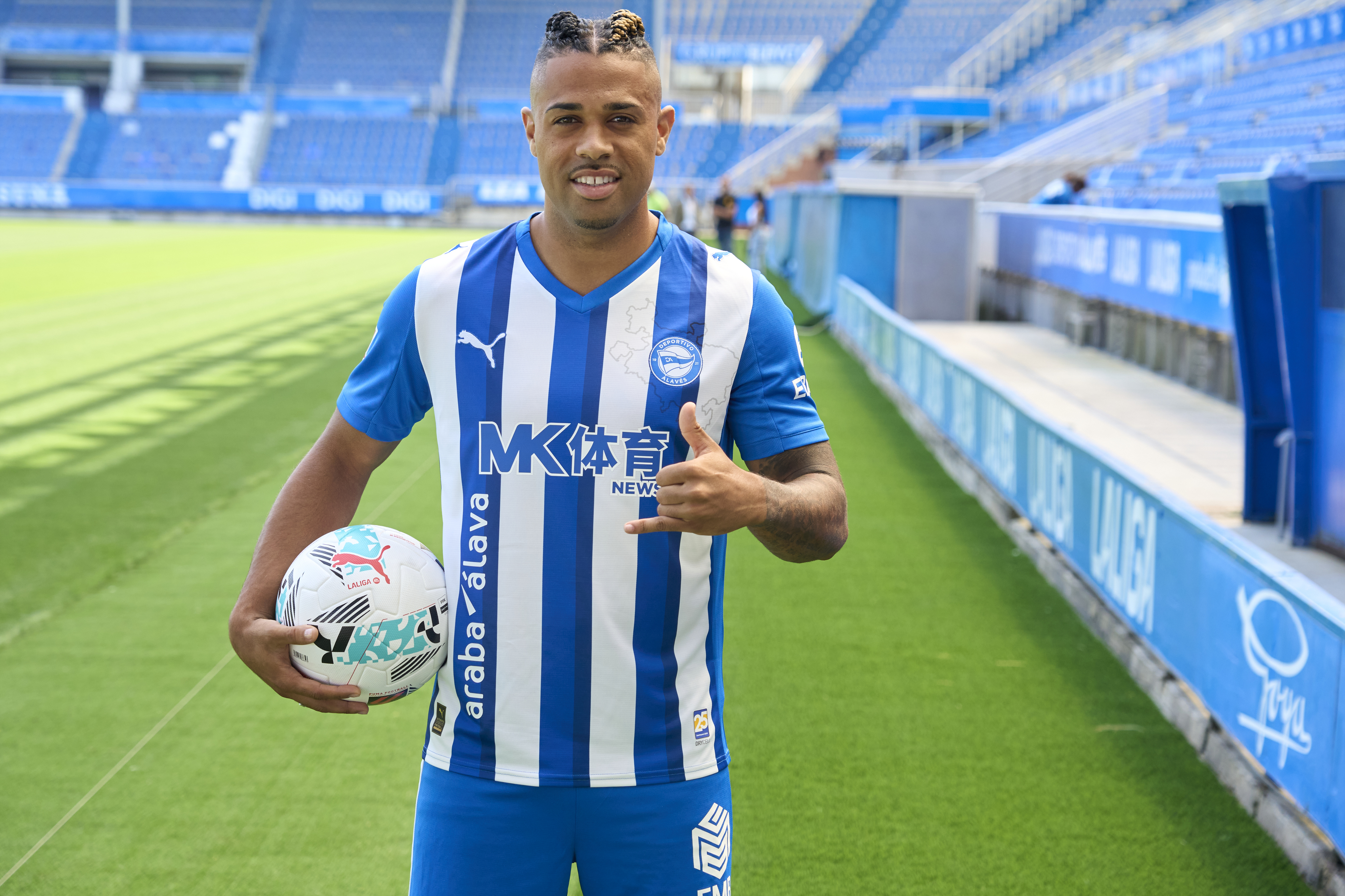 VITORIA, 08/08/2025.- El punta hispano-dominicano Mariano durante su presentación este viernes como nuevo jugador del Alavés, donde ha firmado hasta 2027. EFE / L. Rico