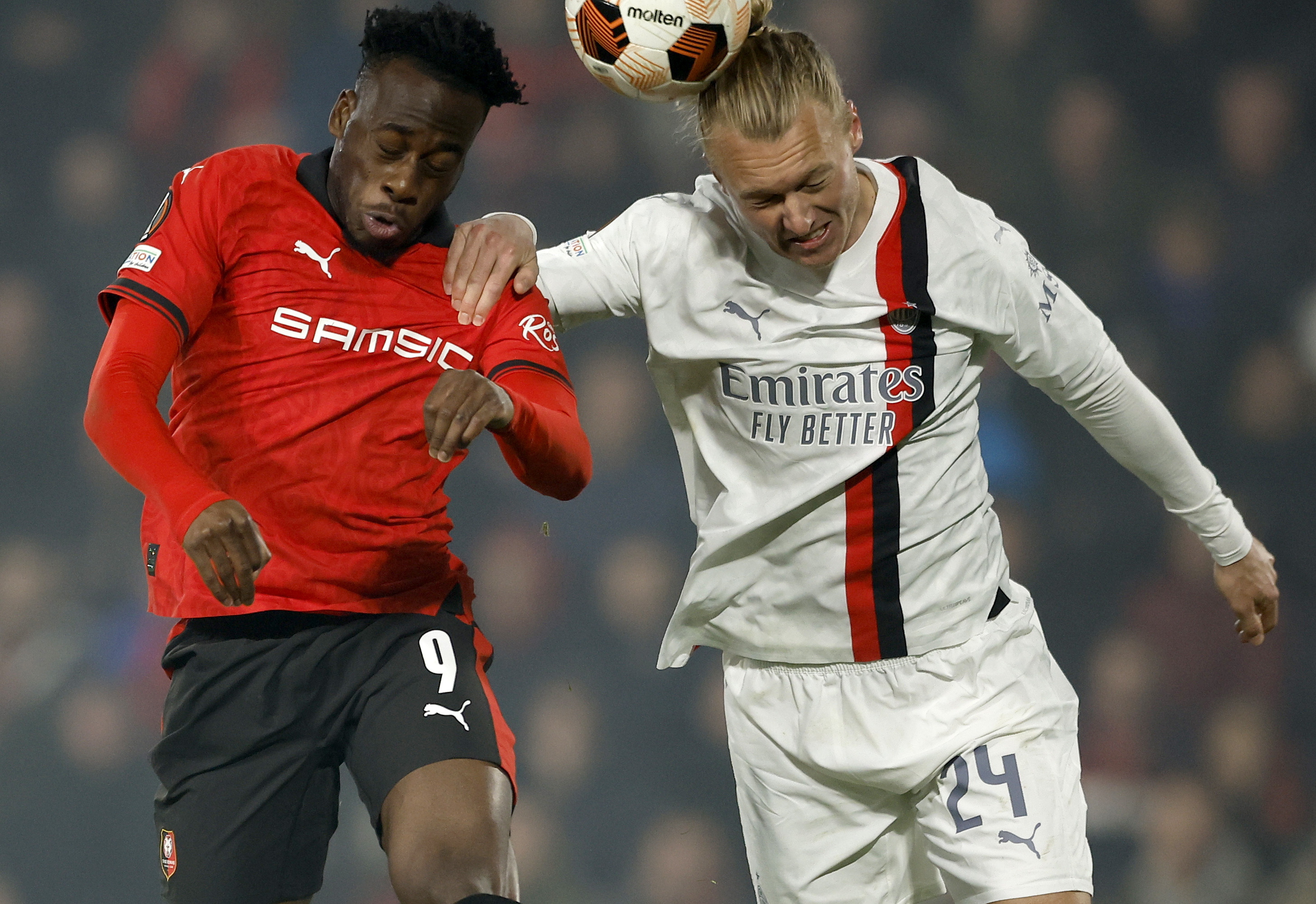 Rennes (France), 22/02/2024.- Arnaud Kalimuendo (L) of Rennes in action against Simon Kjaer of Milan during the UEFA Europa League knock- out round play-offs, 2nd leg soccer match between Stade Rennes and AC Milan in Rennes, France 22 February 2024. (Francia) EFE/EPA/YOAN VALAT