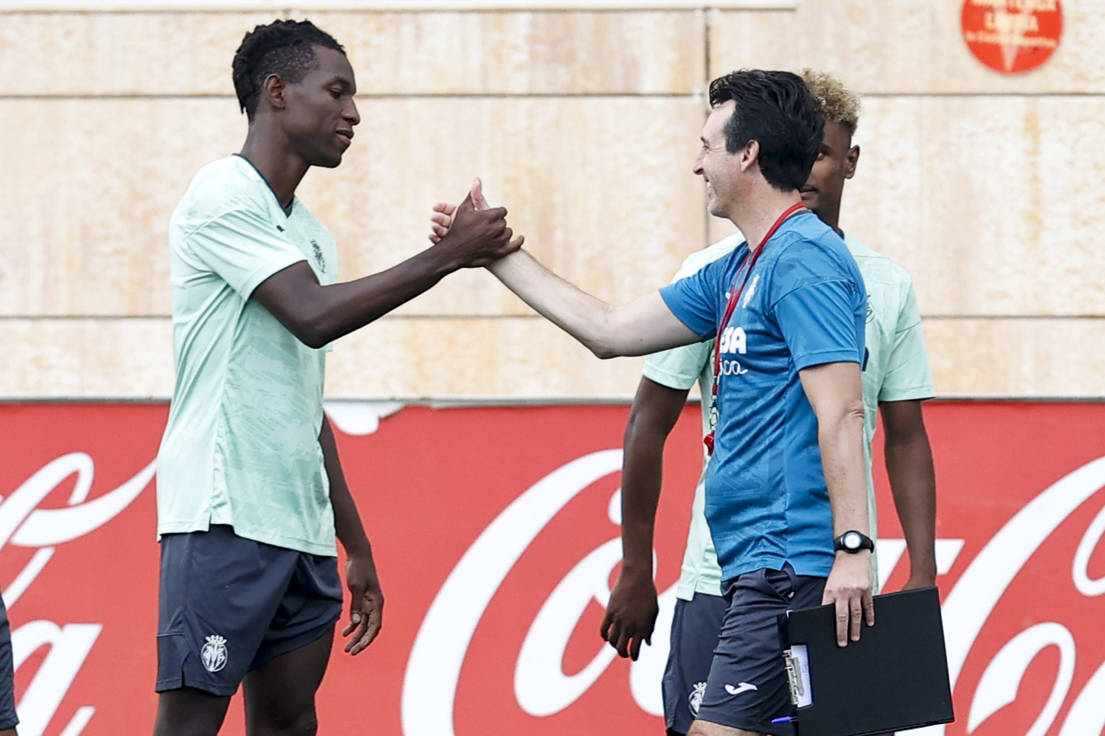 Unai Emery saluda al canterano senegalés, Nicolas Jackson.