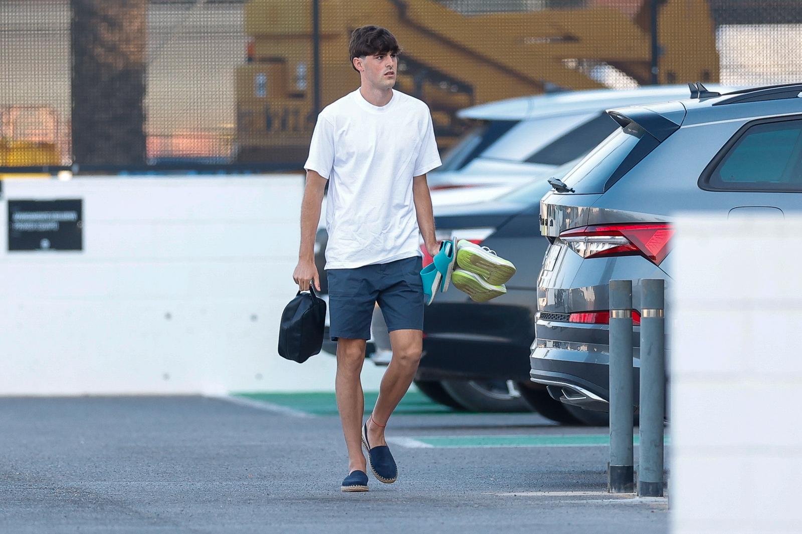 Javi Guerra llega a Paterna, esta mañana.