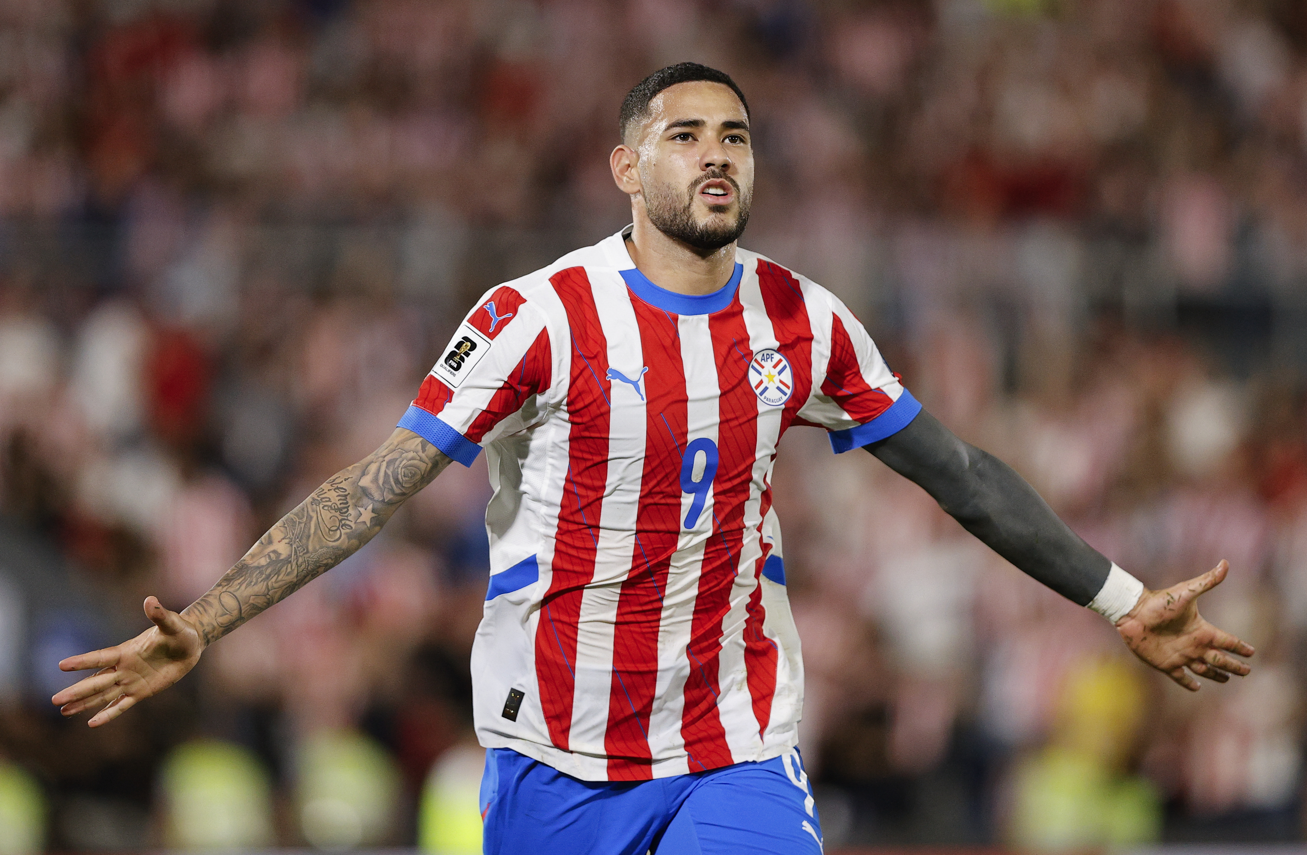 AMDEP8841. ASUNCIÓN (PARAGUAY), 15/10/2024.- Antonio Sanabria de Paraguay celebra su gol este martes, en un partido de las eliminatorias sudamericanas para el Mundial de 2026 en el estadio Defensores del Chaco en Asunción (Paraguay). EFE/ Juan Pablo Pino
