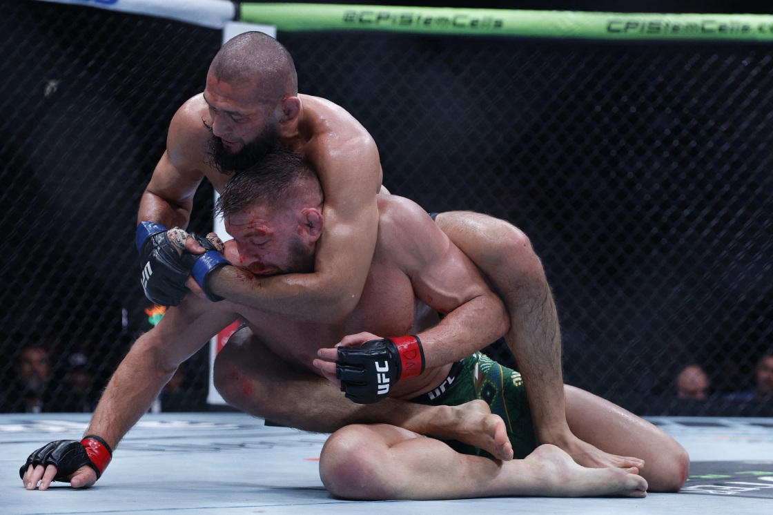 Khamzat Chimaev controls Dricus du Plessis during their August 2025 UFC middleweight title fight.