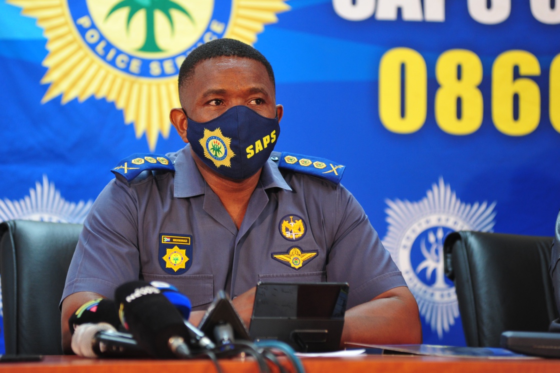 Domestic violence suspect in deep trouble after attacking cops with a hoe