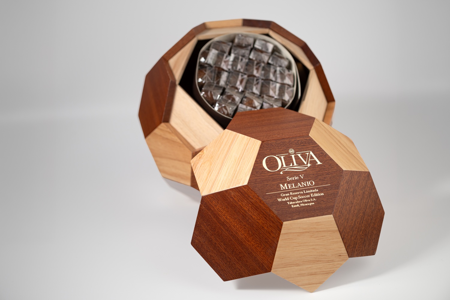 天盃 HumidorSelection LIMITED EDITION 2022 Oliva scores with limited-edition soccer humidor