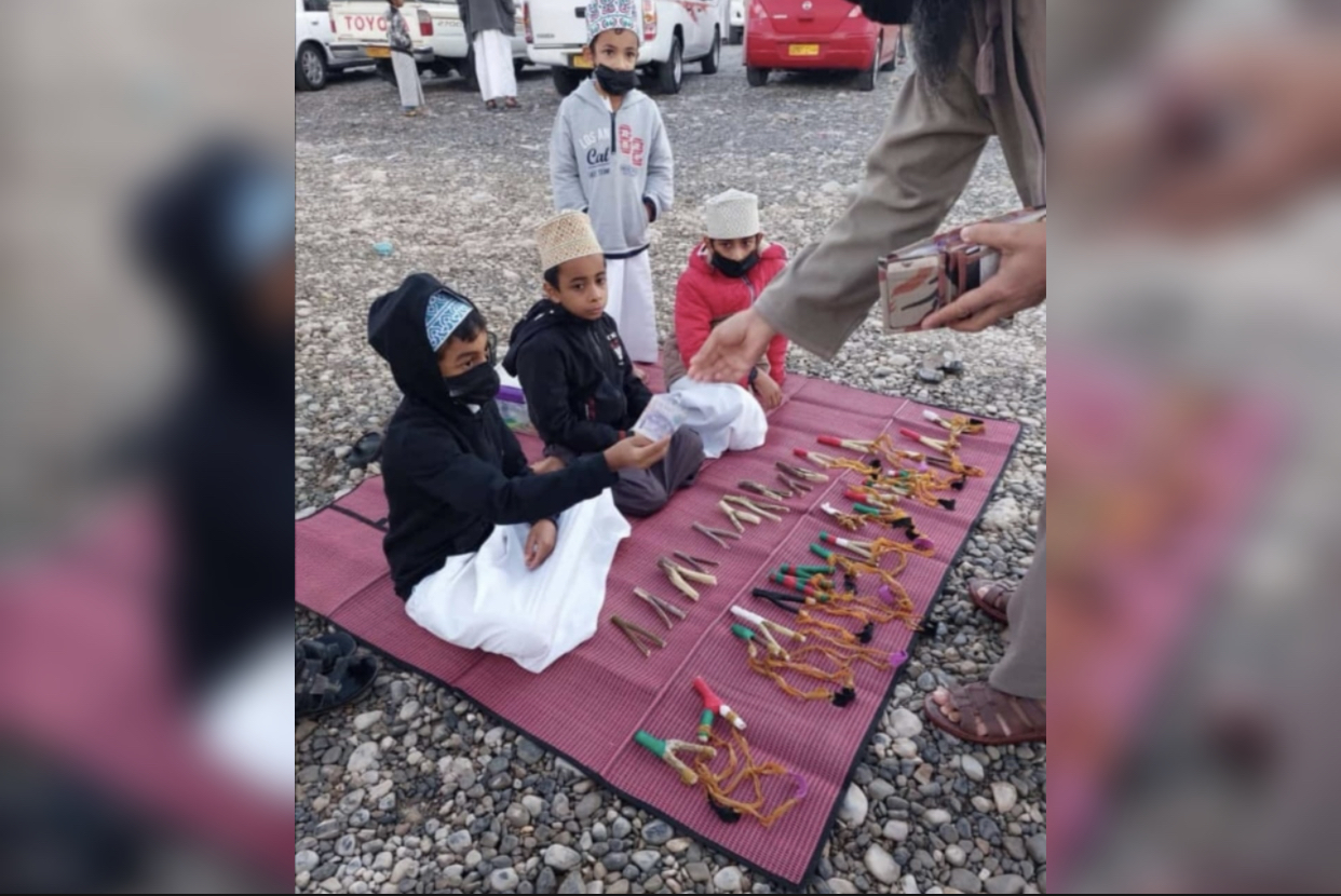 بالصور: تجار صغار في سوق نزوى؛ فما قصتهم وكيف بدأوا؟