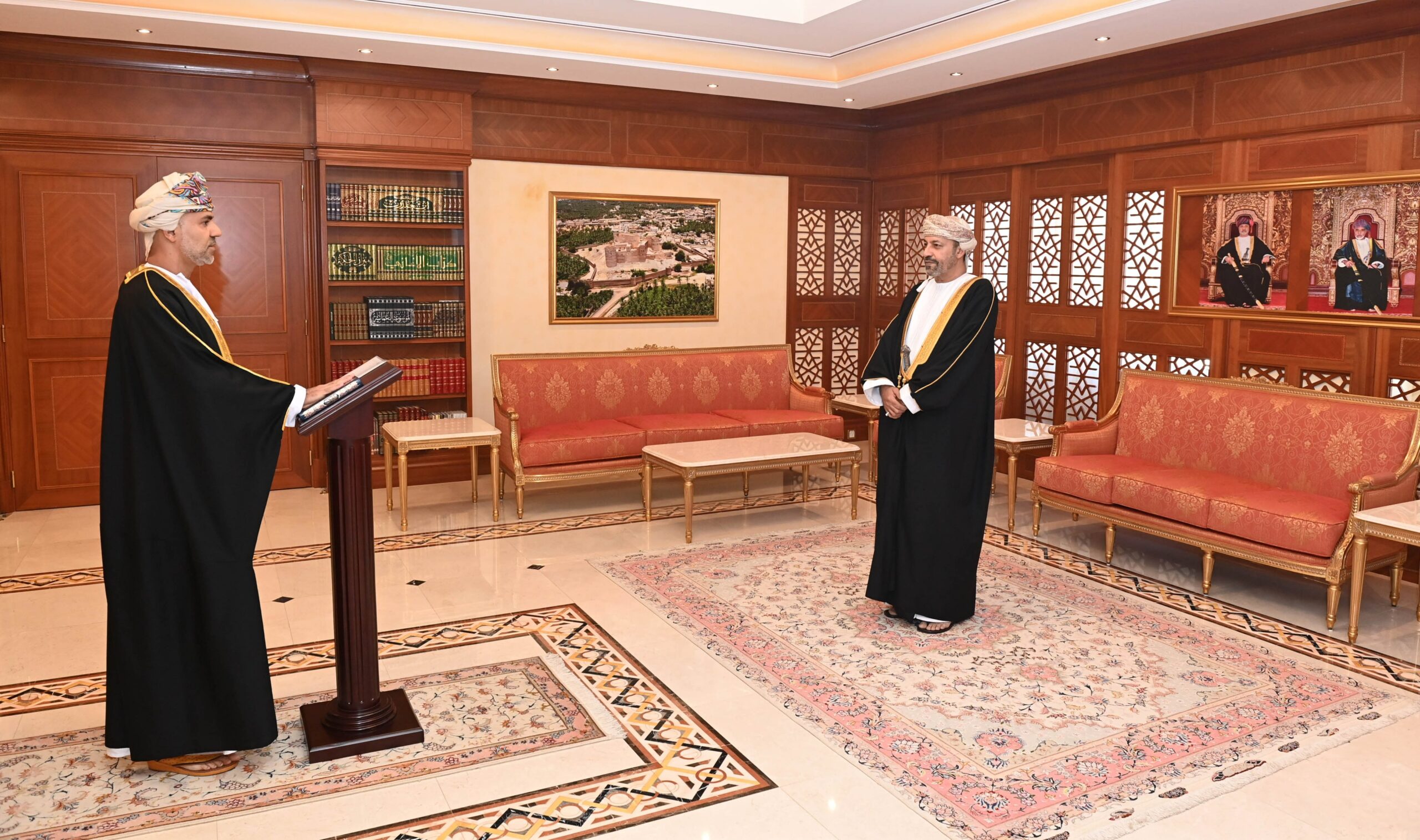 بالصور: عدد من أصحاب السعادة المحافظين يؤدون قسم اليمين