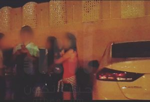 بالصور والفيديو.. كائنات ليلية في شوارع مسقط