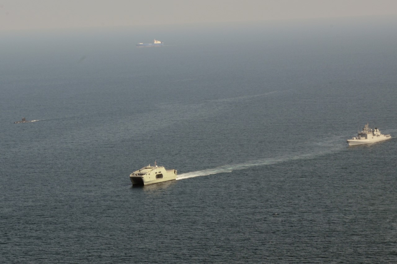 البحرية السلطانية تنفذ تمرينًا بحريًا مشتركًا مع البحرية الهندية