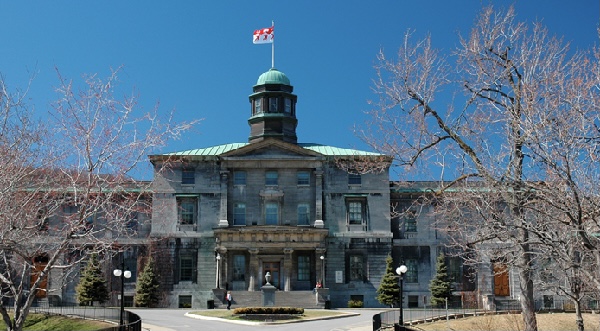 طبيب عماني أفضل متدرب في جراحة العظام بكندا