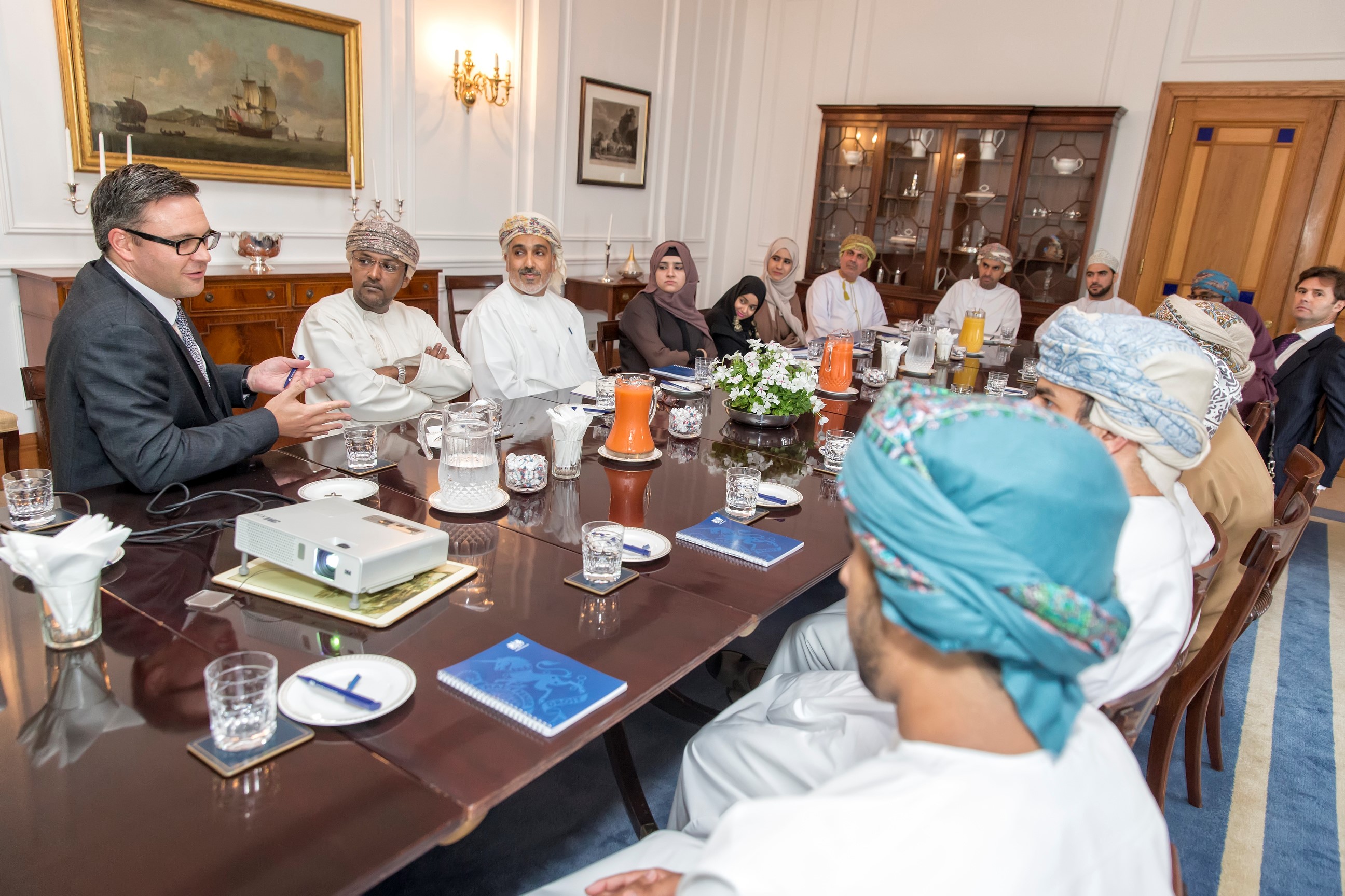 ثمانية عمانيين موهوبين يحصلون على منح كاملة لدراسة الماجستير ببريطانيا