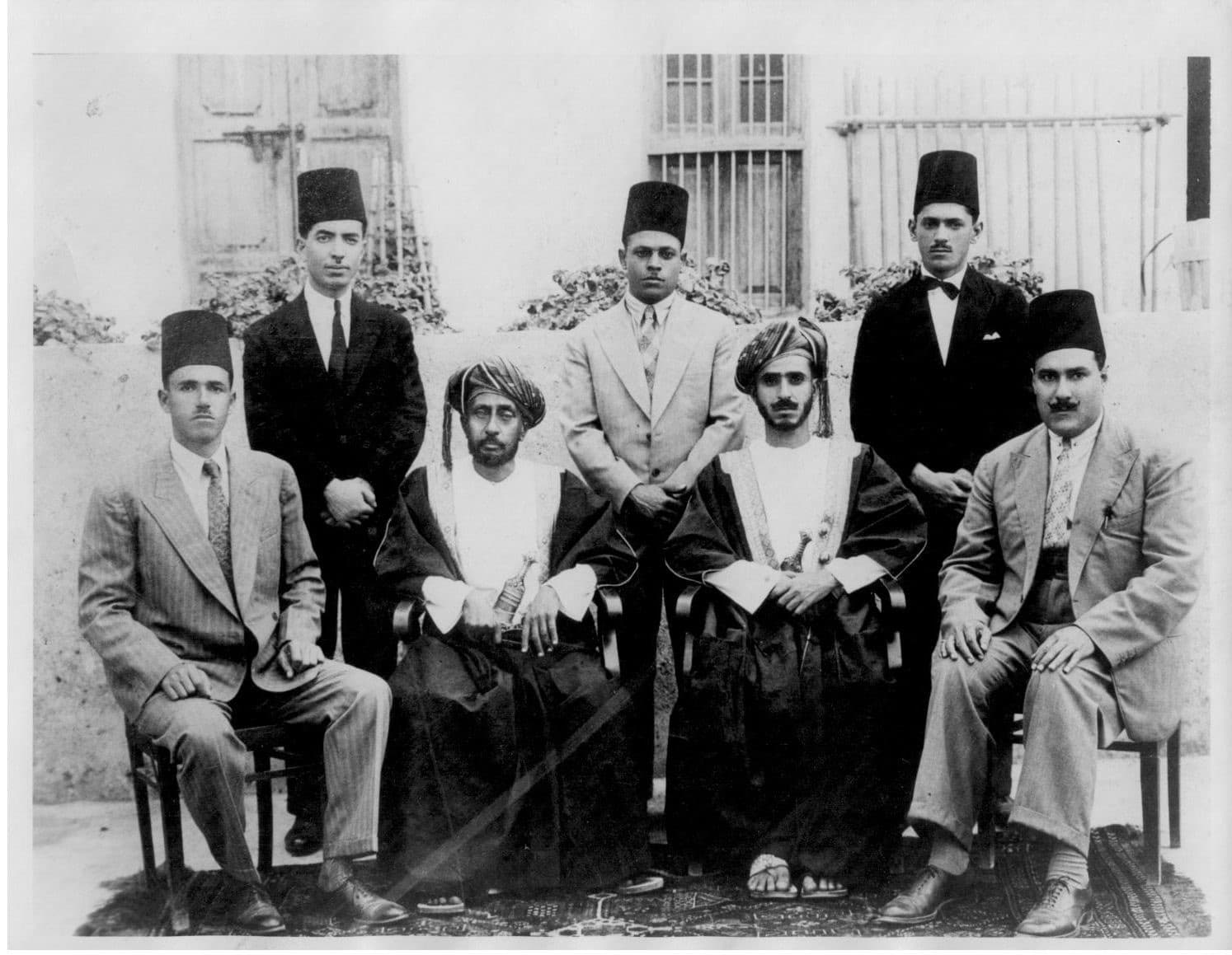 السلطانان تيمور بن فيصل وابنه سعيد اهتمّا بالتنظيم الإداري؛ فما أبرز المؤسسات التي ظهرت في عهدهما؟