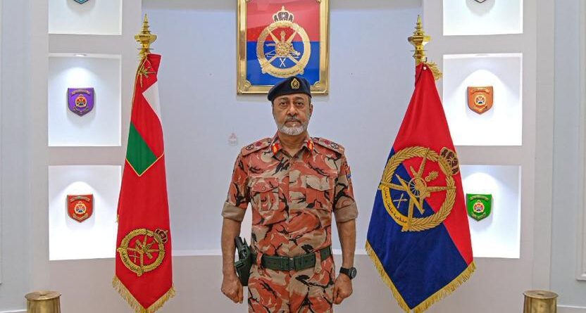 زيارة سامية كريمة لمدفعية سلطان عمان