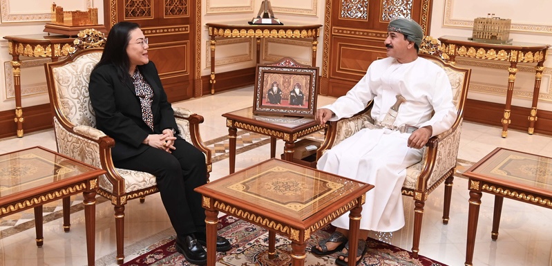 وزير المكتب السلطاني يستقبل 3 سفراء