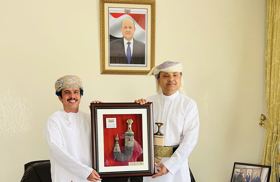 السفير اليمني يكرّم رحالة عمانيًا