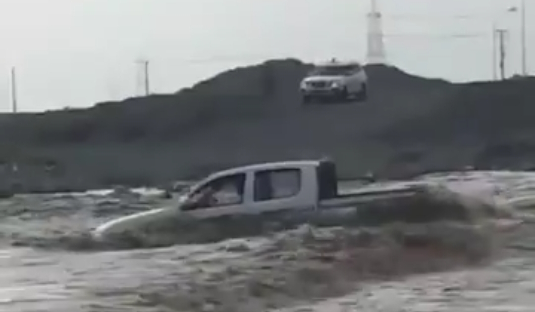 فيديو مُتداول يُظهِر المجازفة بعبور وادٍ في البريمي
