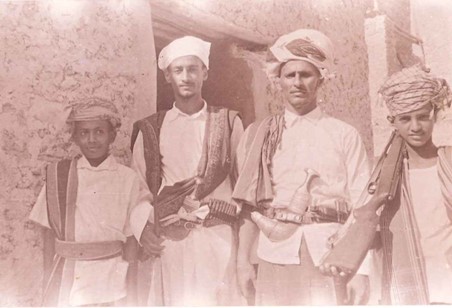 الشيخ سعيد بن علي وأخوه عبد العزيز واثنان من معارفهم عام 1967
