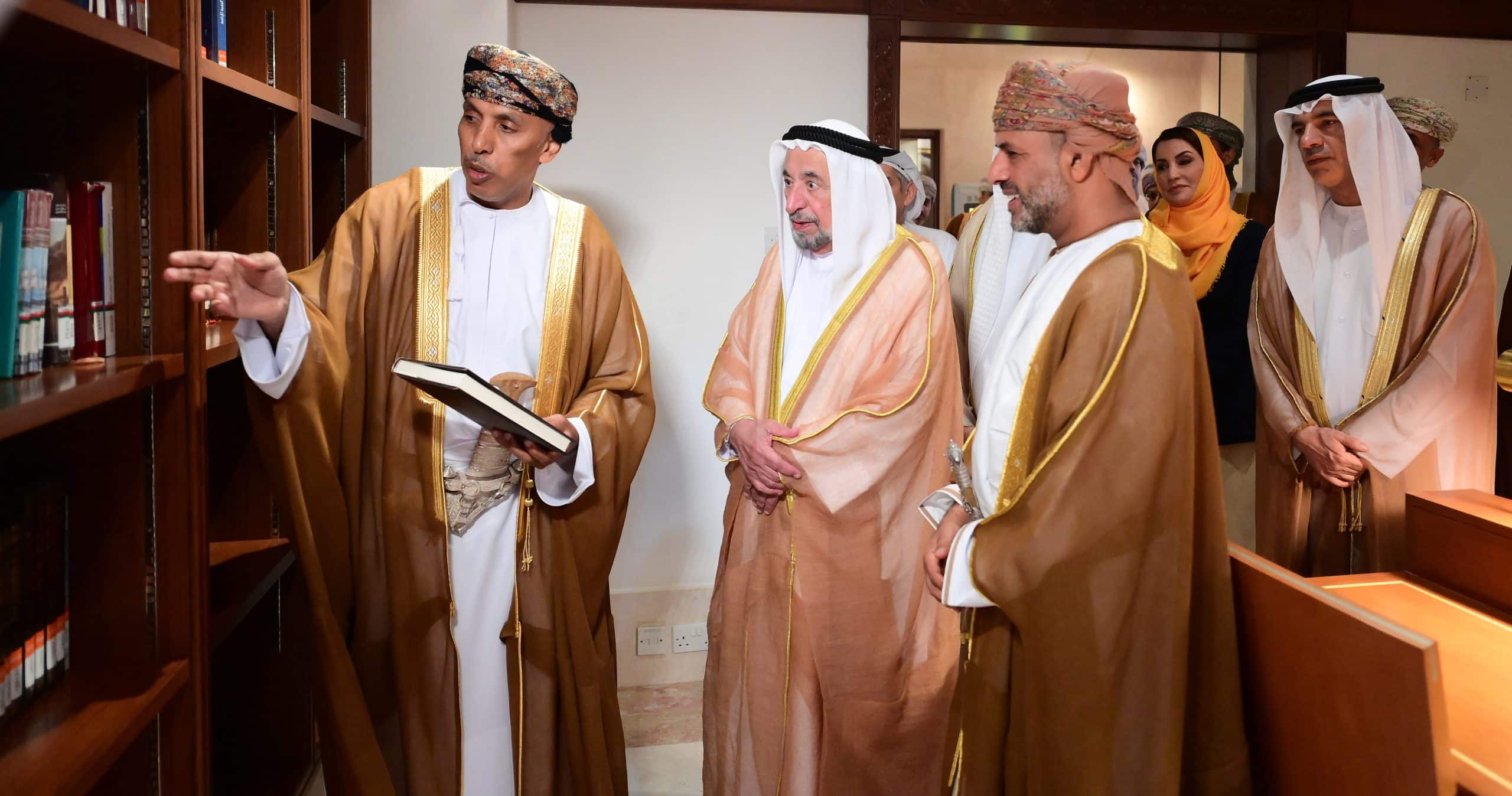 بالصور: حاكم الشارقة يزور مركز جامعة السُّلطان قابوس الثقافي ويتجول في المتحف الوطني