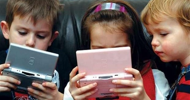 متى يجب أن تقلق على طفلك من استخدام الأجهزة اللوحية؛ اختصاصي يوضح لك الإجابة