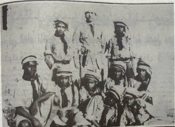 صورة للفريق الكشفي بالمدرسة السلطانية الأولى ويبدو الشيخ علي بن جبر في الصف الثاني من اليمين