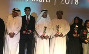 10 علماء دوليين يمنحون دكتورًا عمانيًا جائزة دولية