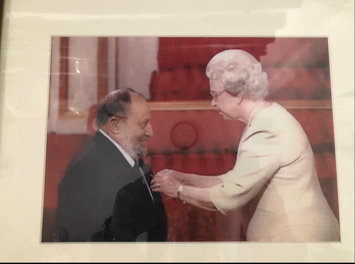 العُماني الذي كرّمته ملكة بريطانيا لأعماله التطوعيّة