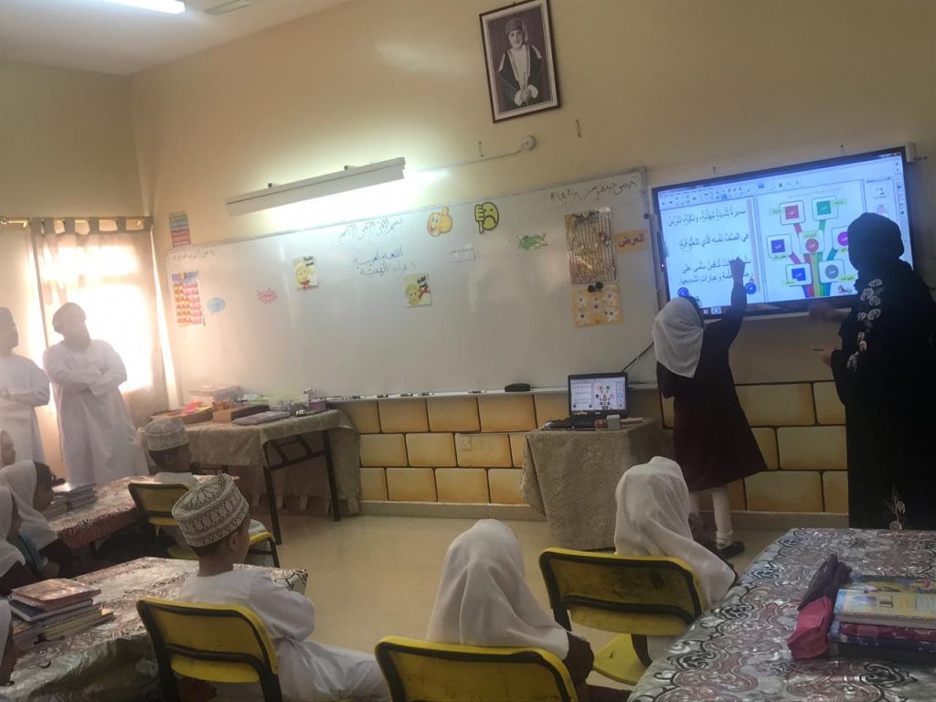 بالصور: مدرسة تُدشن نظام تقني تفاعلي للطلبة.. ومديرتها توضح أهميته