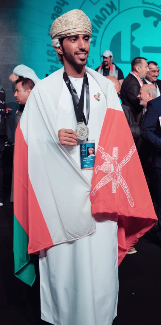 حلّ ثانيًا في معرض دولي: طالب عماني يخترع قفازًا ذكيًا ويوضح آلية عمله