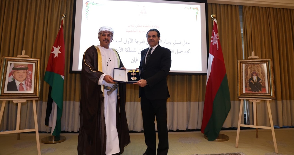 جلالةُ السُّلطان يمنح وسامًا ساميًا 