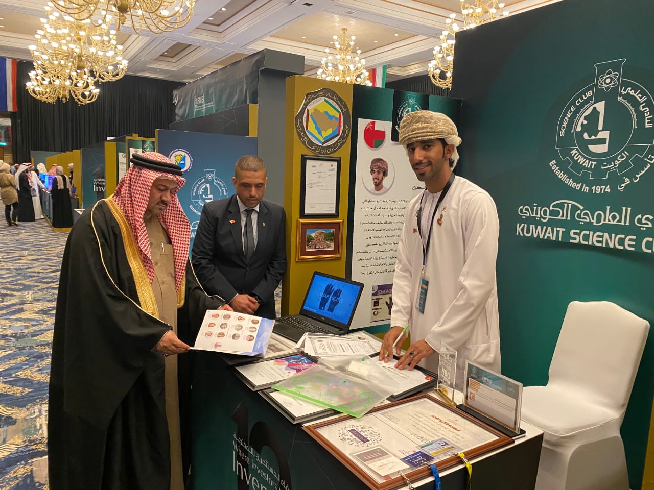 حلّ ثانيًا في معرض دولي: طالب عماني يخترع قفازًا ذكيًا ويوضح آلية عمله