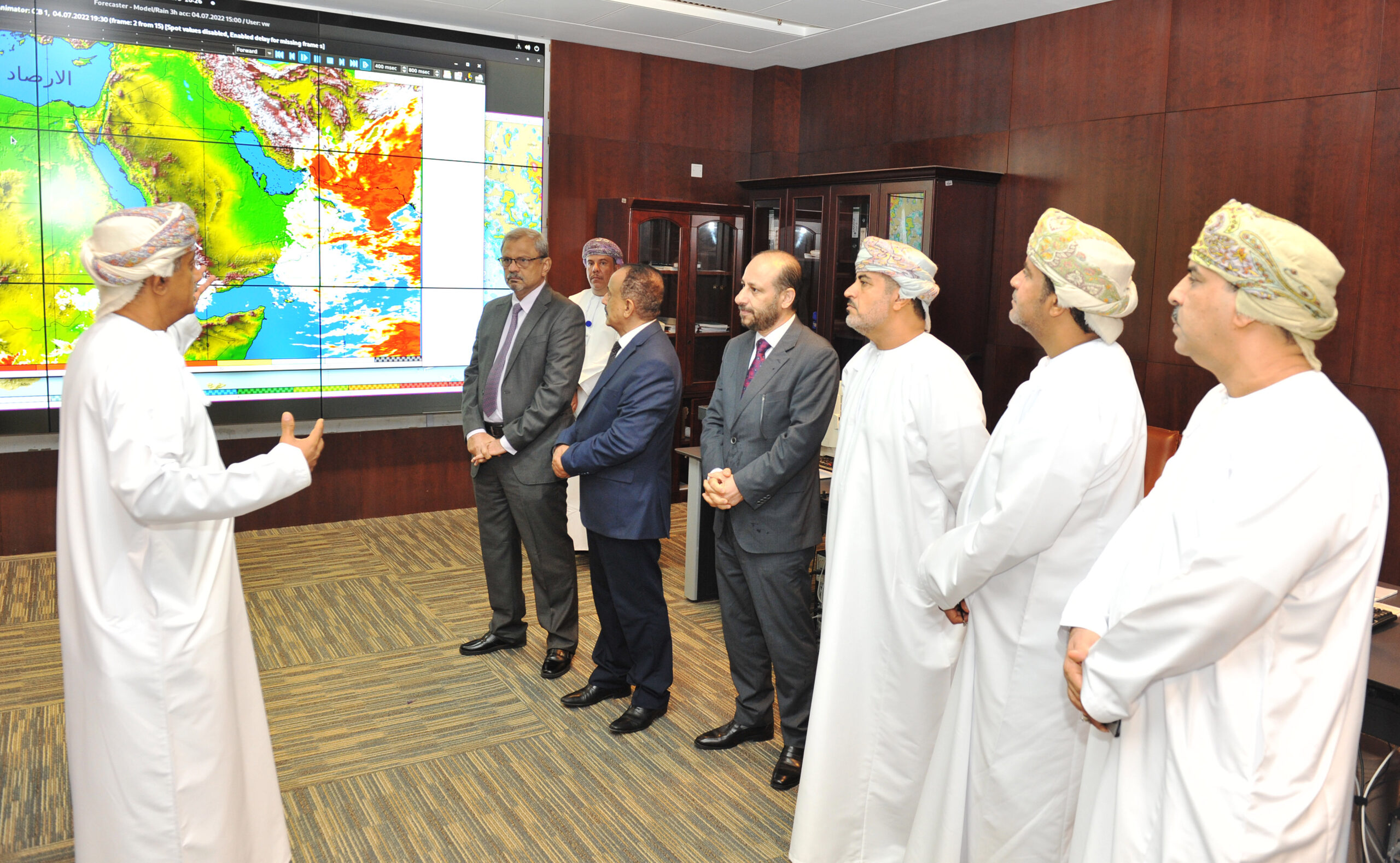 الوفد اليمني يطلع على منظومة النقل واللوجيستيات بمحافظة ظفار