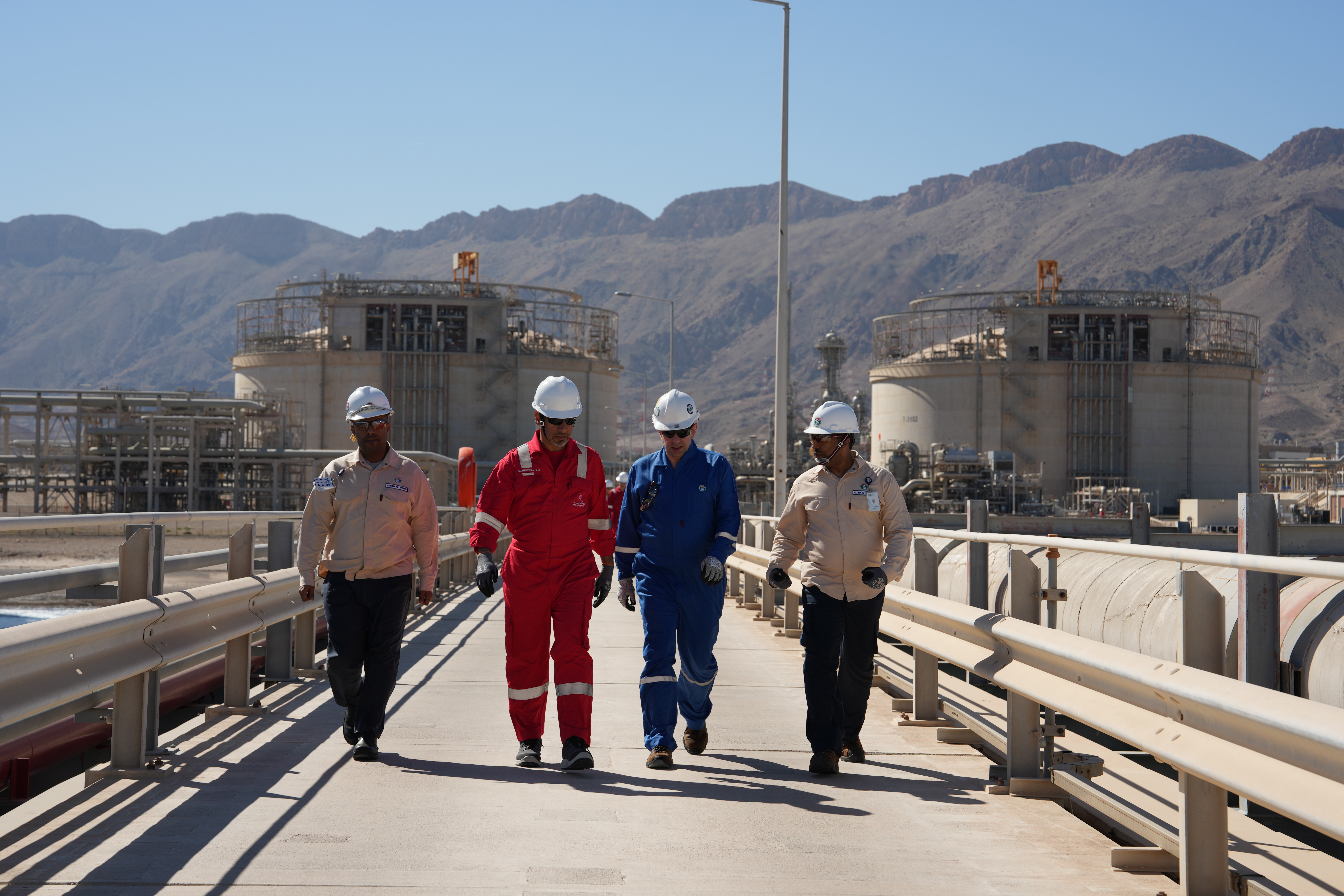 سلطنة عمان تبدأ حقبة جديدة بتصدير أول شحنة غاز وفق اتفاقيات طويلة الأجل