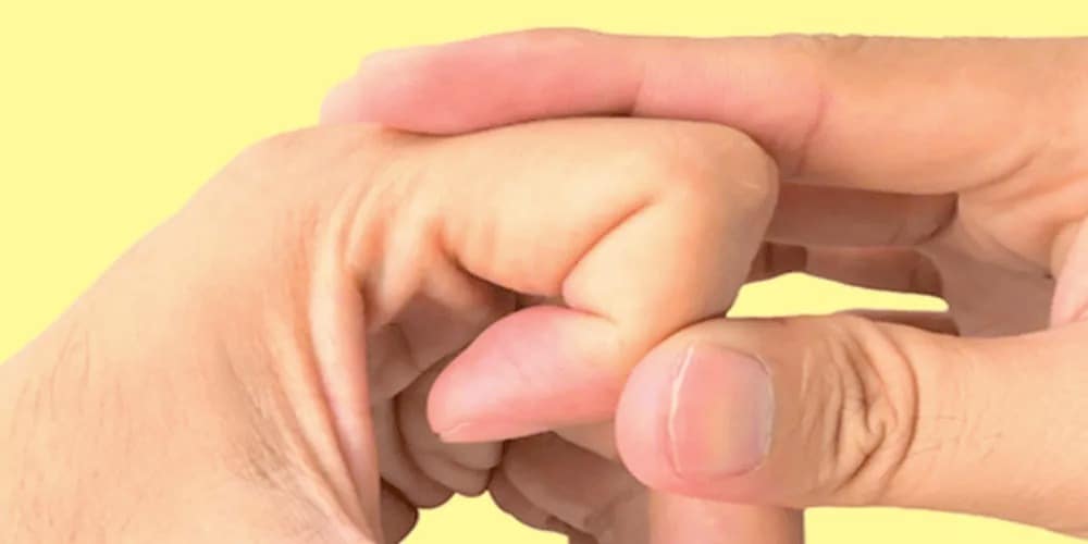 إذا كنت متعودًا على فرقعة أصابعك؛ اسمع هذه المعلومات من مُختص