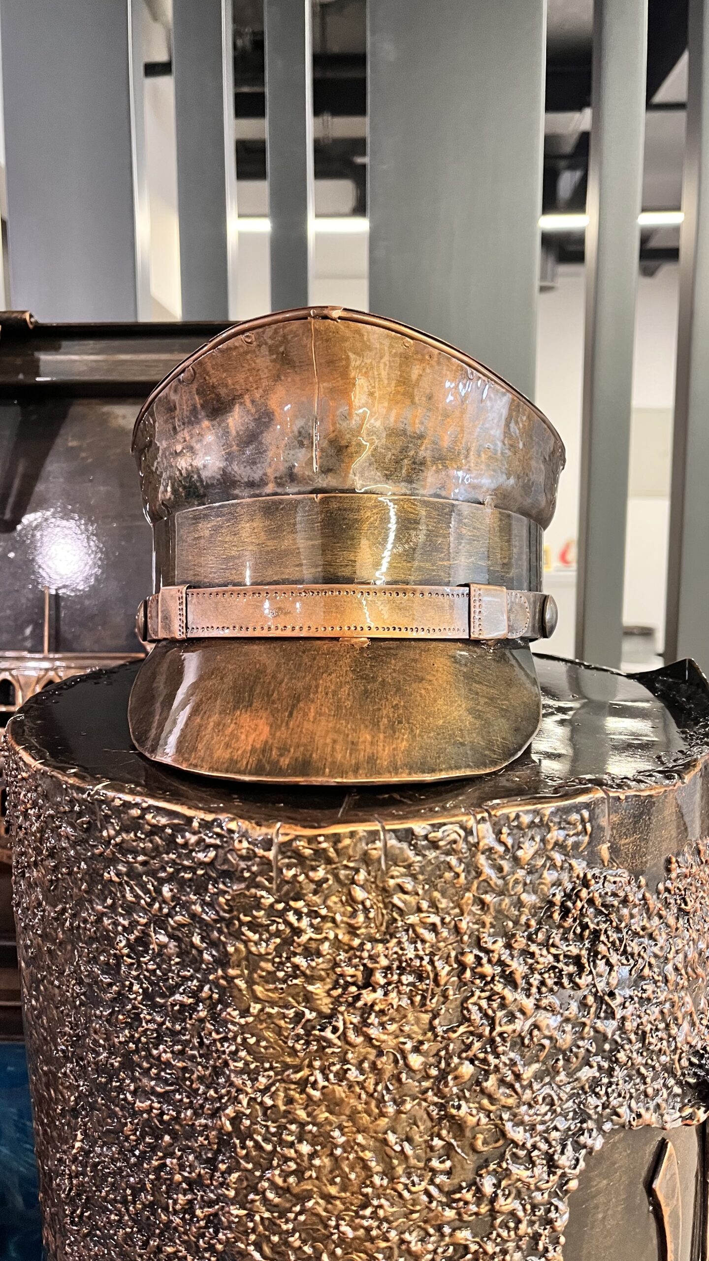 بالصور: “أعز الرجال وأنقاهم” منحوتة فنية فريدة من نوعها